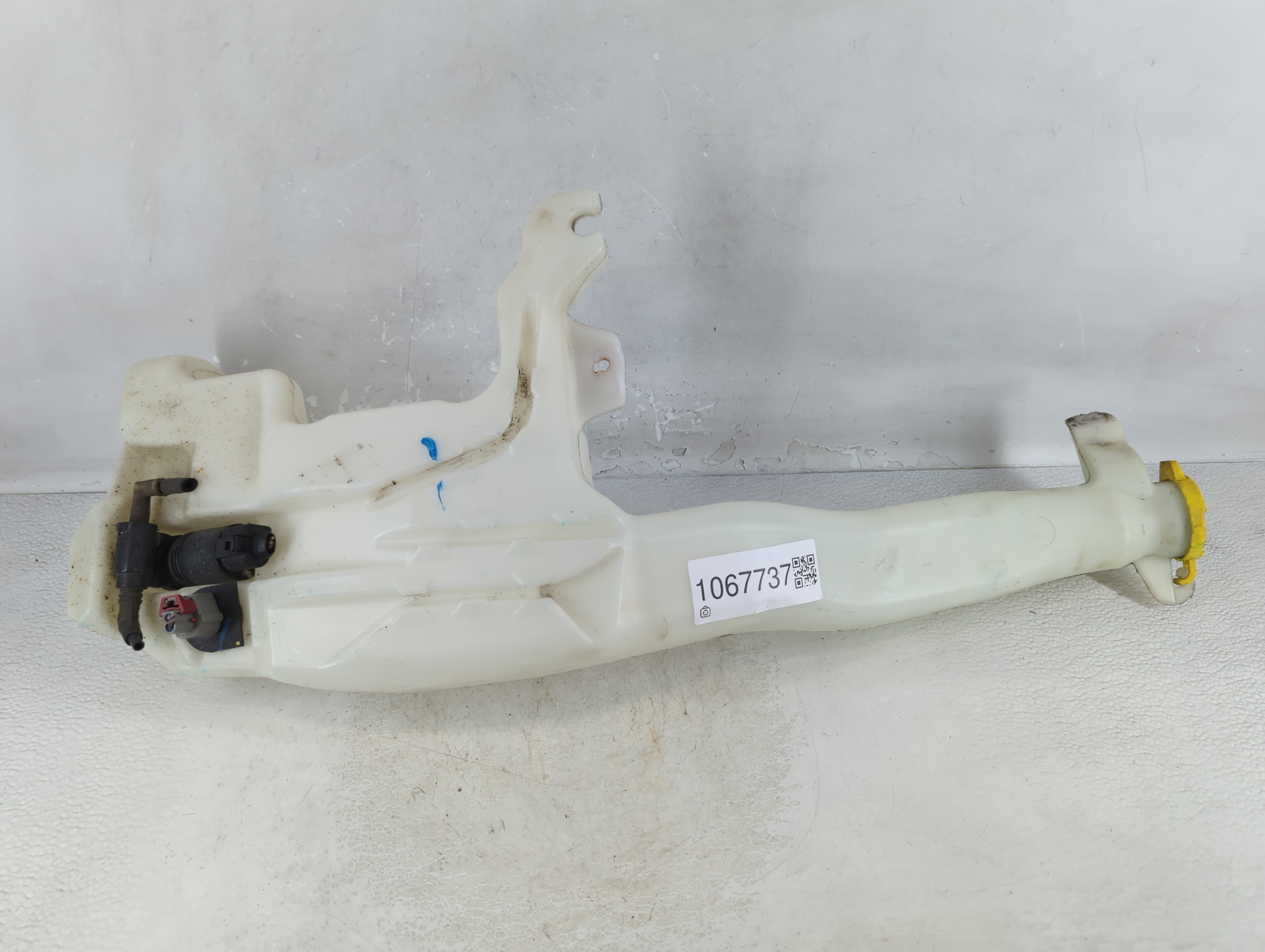 2011 Jeep Grand Cherokee Windshield Washer Fluid Reservoir Bottle Oem 1067737 - Oemusedautoparts1.com