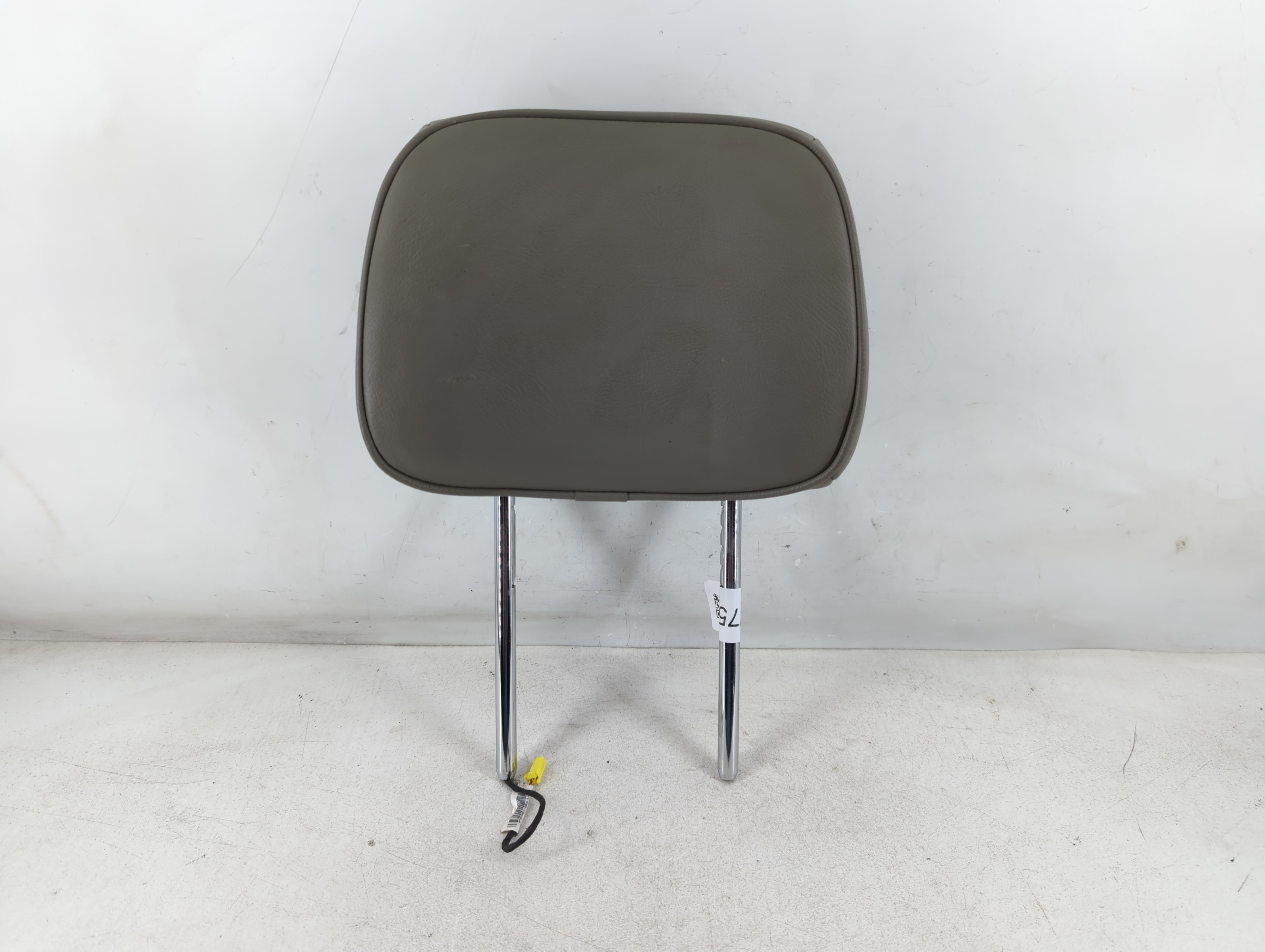2011 Jeep Grand Cherokee Headrest Head Rest Front Driver Passenger Seat 1067759 - Oemusedautoparts1.com