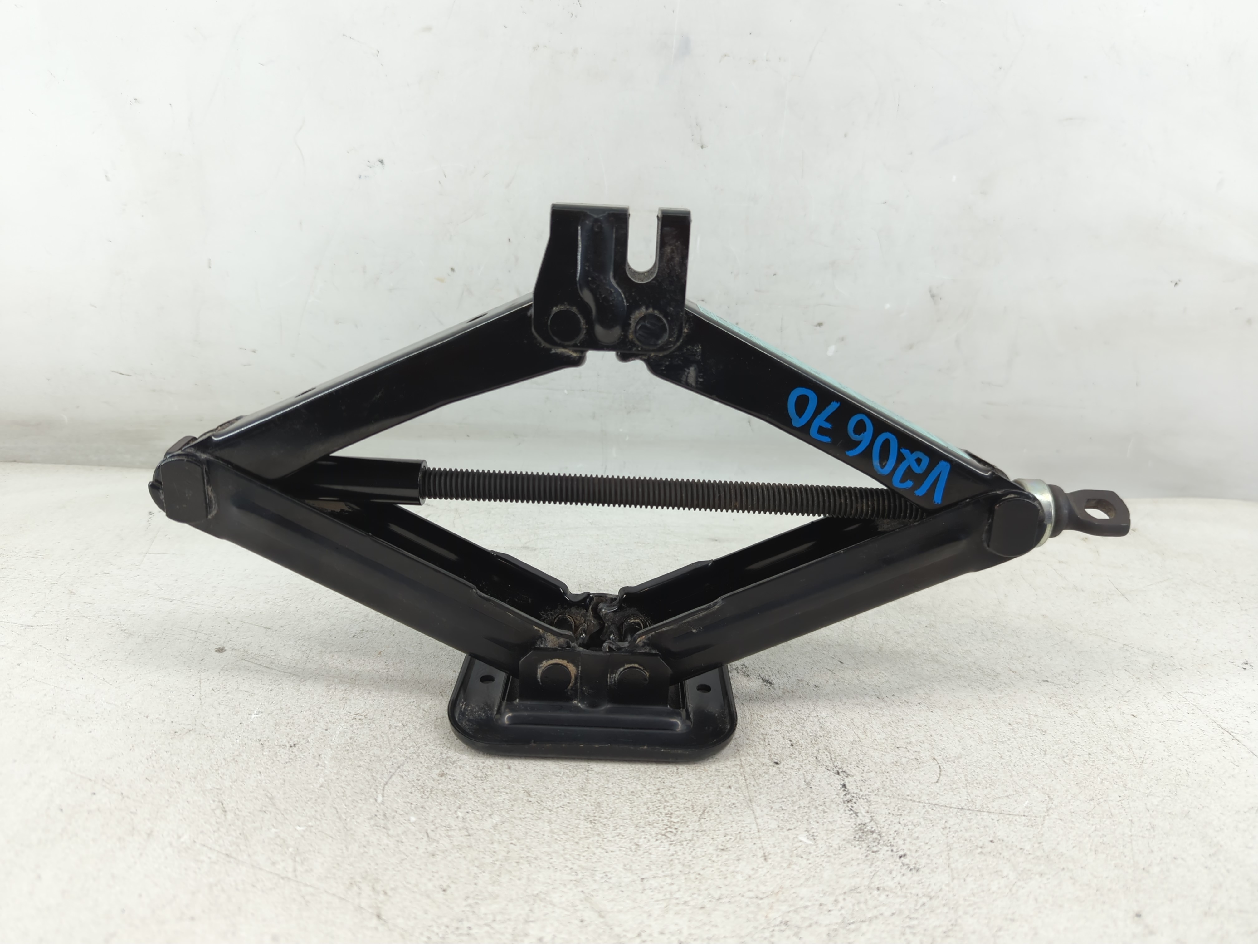 Picture of 2020 Hyundai Elantra Spare Scissor Car Jack 1067784