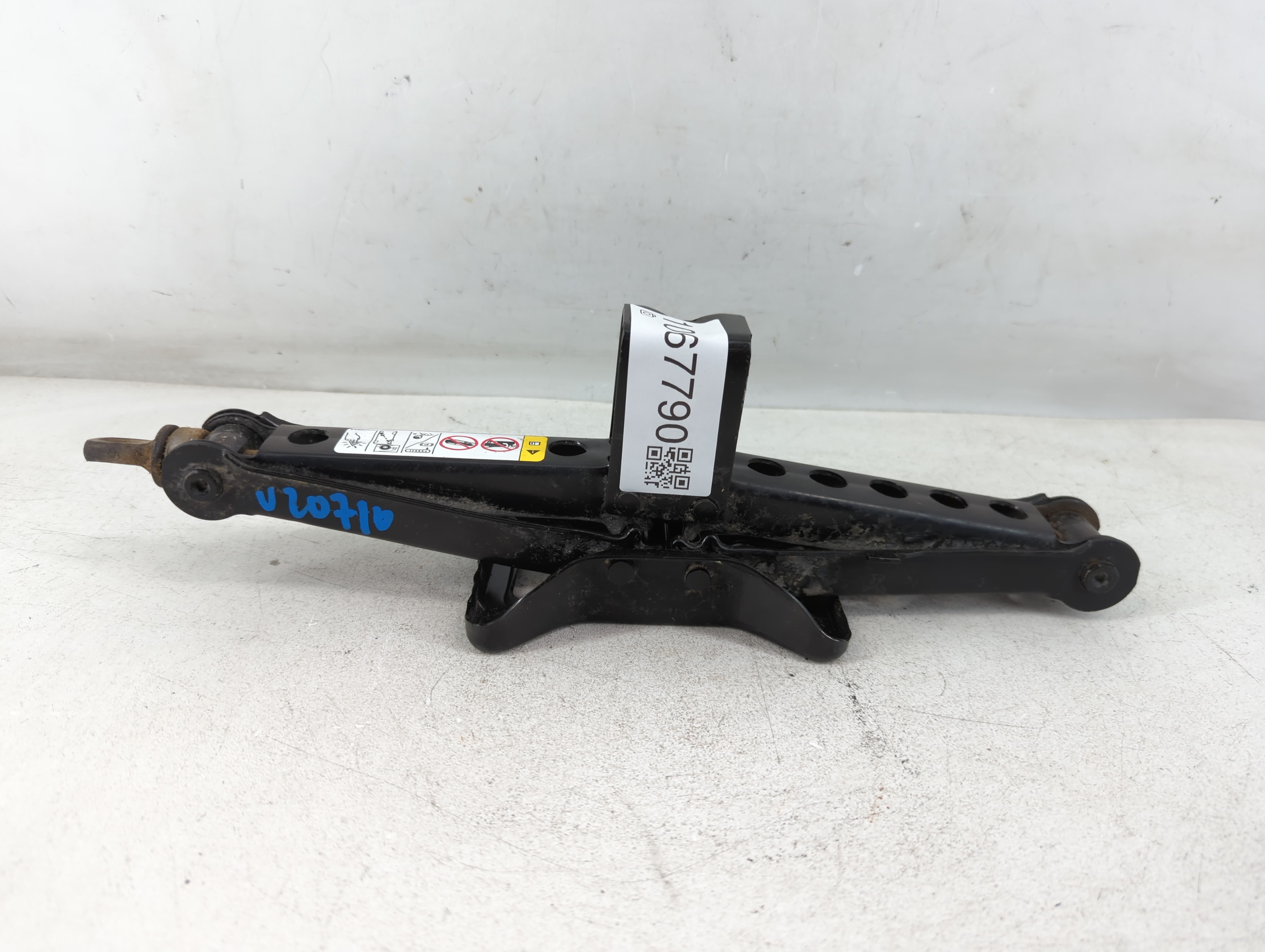 2013 Dodge Avenger Spare Scissor Car Jack 1067790 - Oemusedautoparts1.com