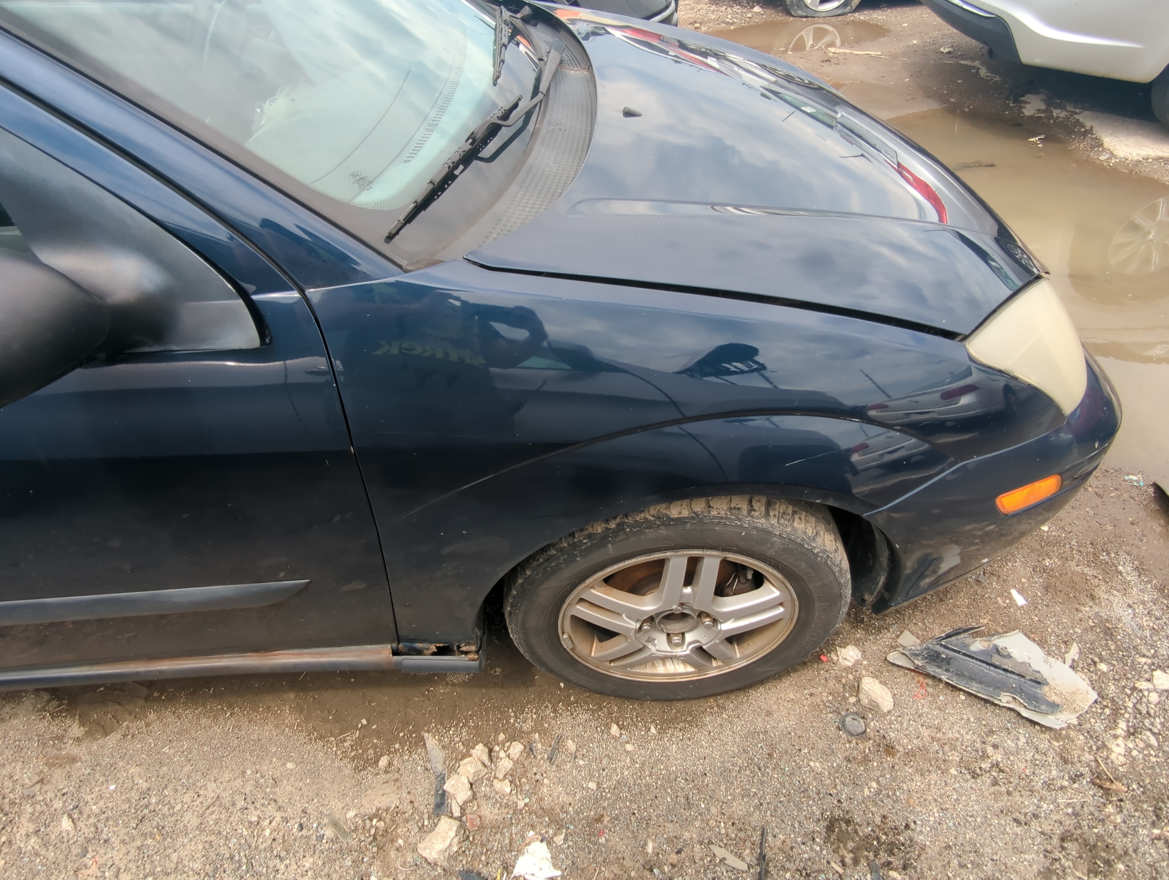Picture of 2000-2004 Ford Focus Passenger Fender 1068015