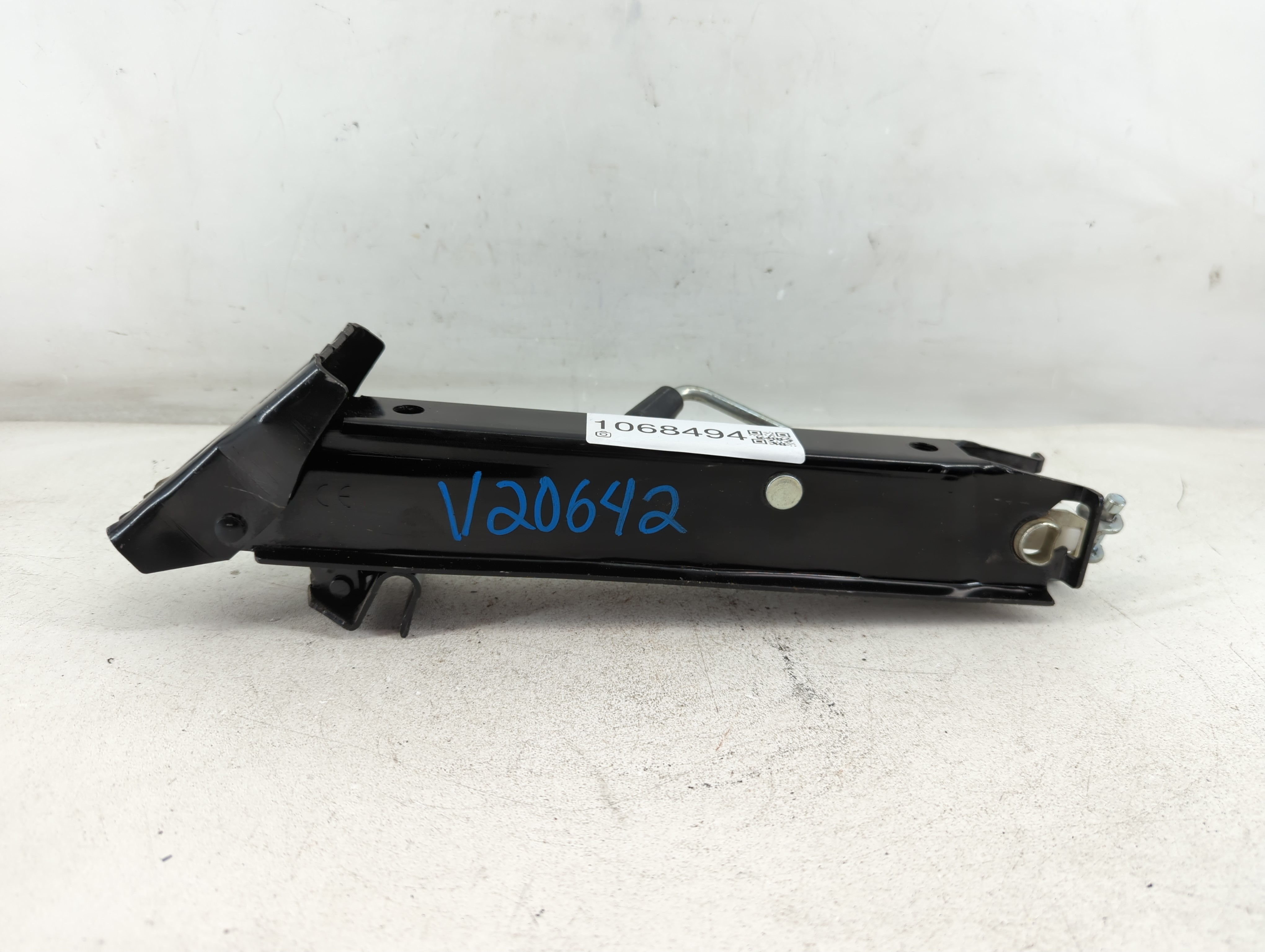 2016 Volkswagen Tiguan Spare Scissor Car Jack 1068494 - Oemusedautoparts1.com
