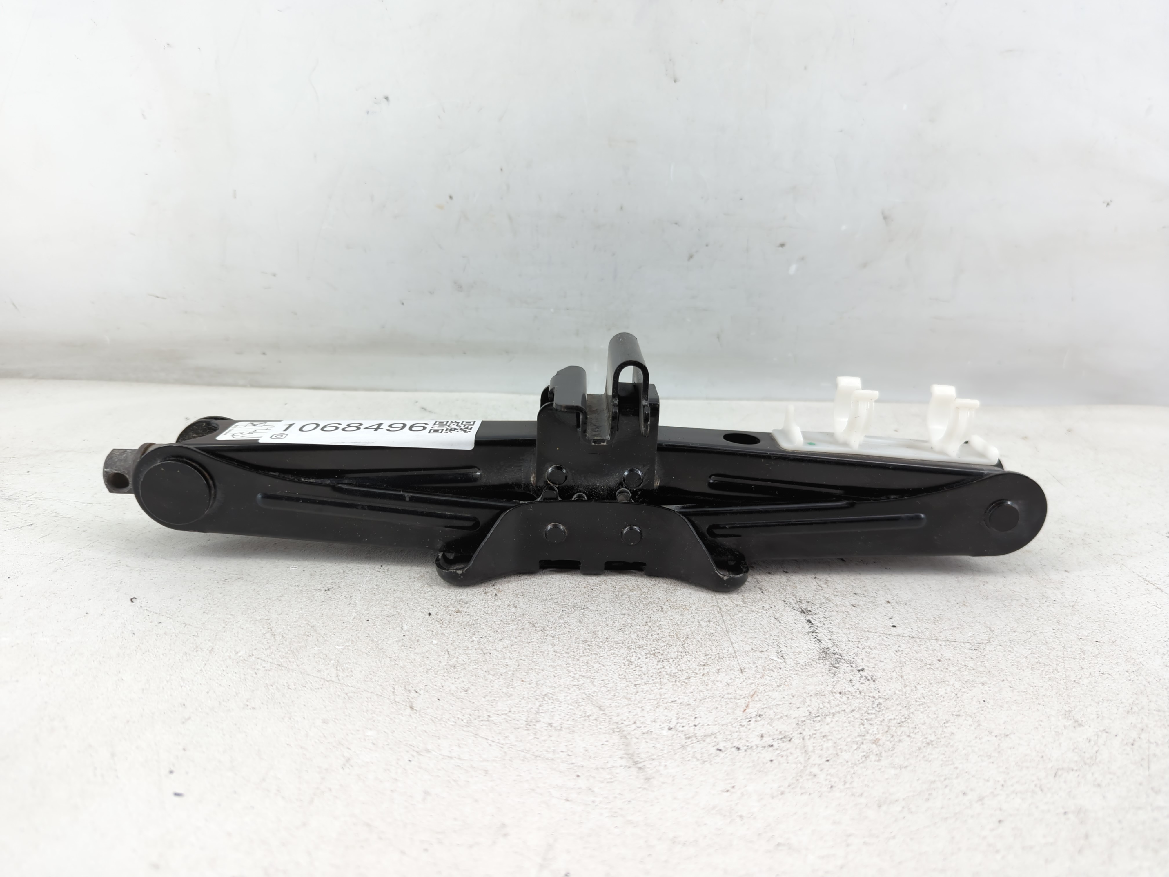 2015 Ford Fusion Spare Scissor Car Jack 1068496 - Oemusedautoparts1.com