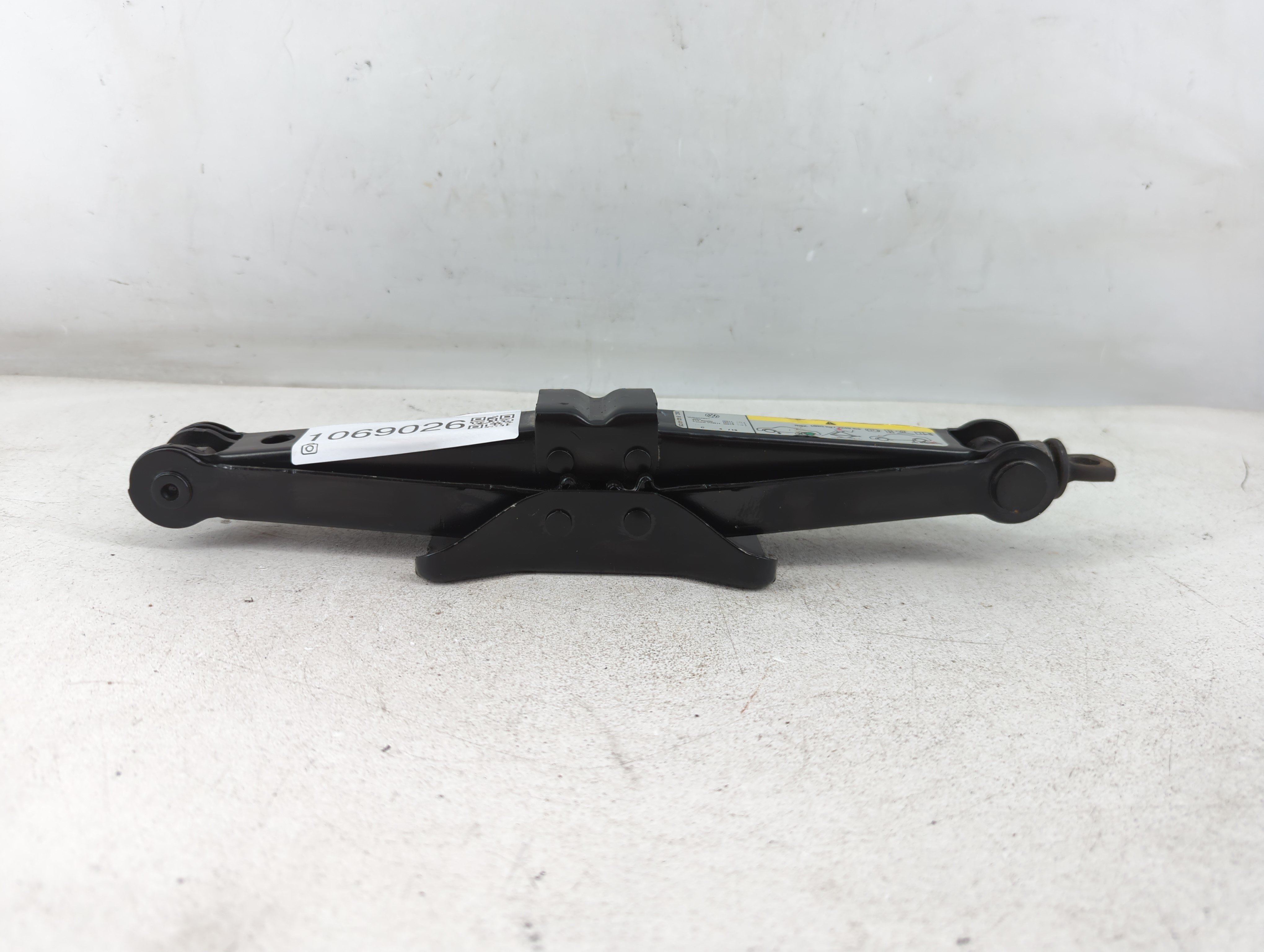 2014 Volkswagen Passat Spare Scissor Car Jack 1069026 - Oemusedautoparts1.com