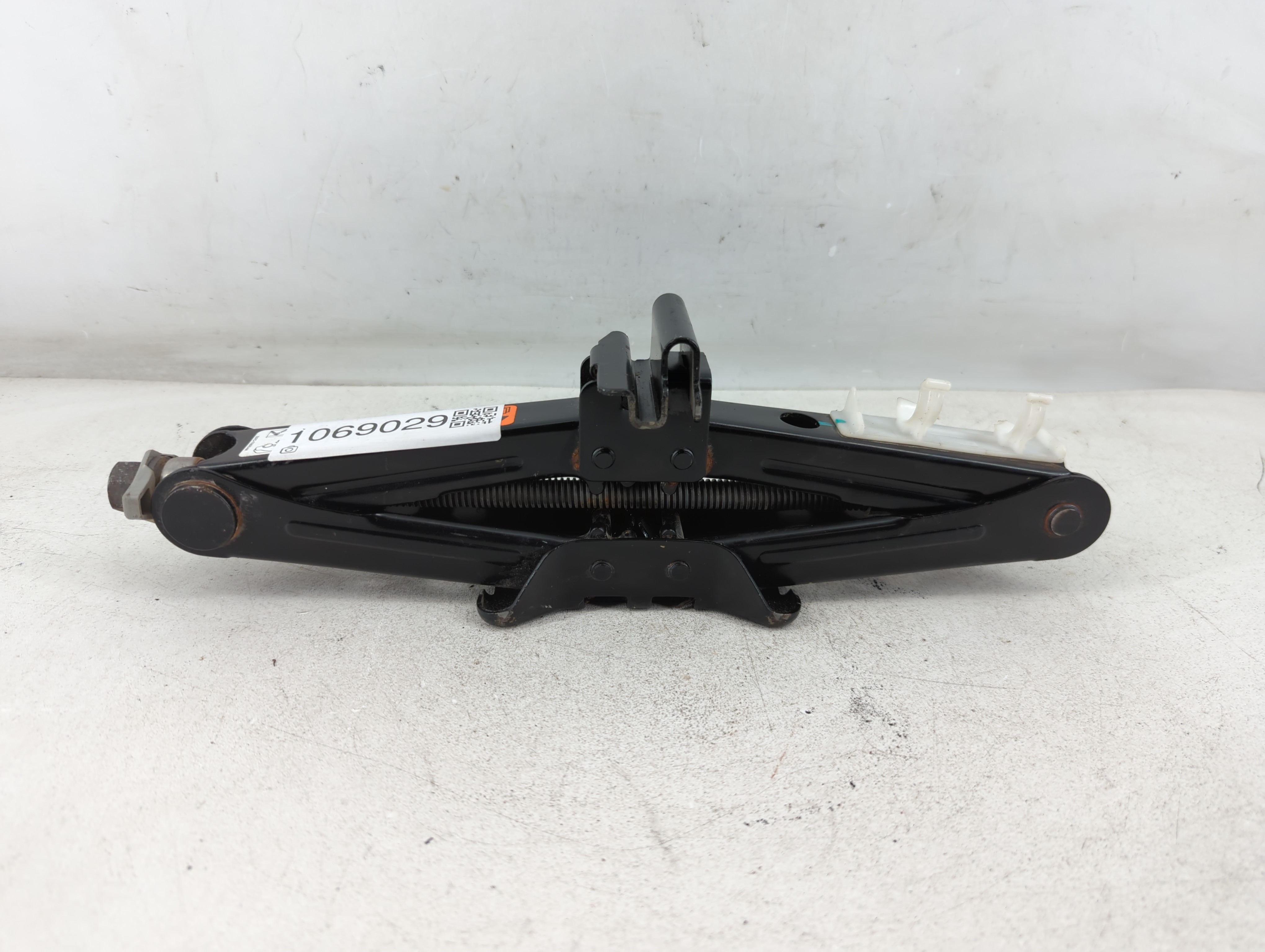2018 Ford Fusion Spare Scissor Car Jack 1069029 - Oemusedautoparts1.com