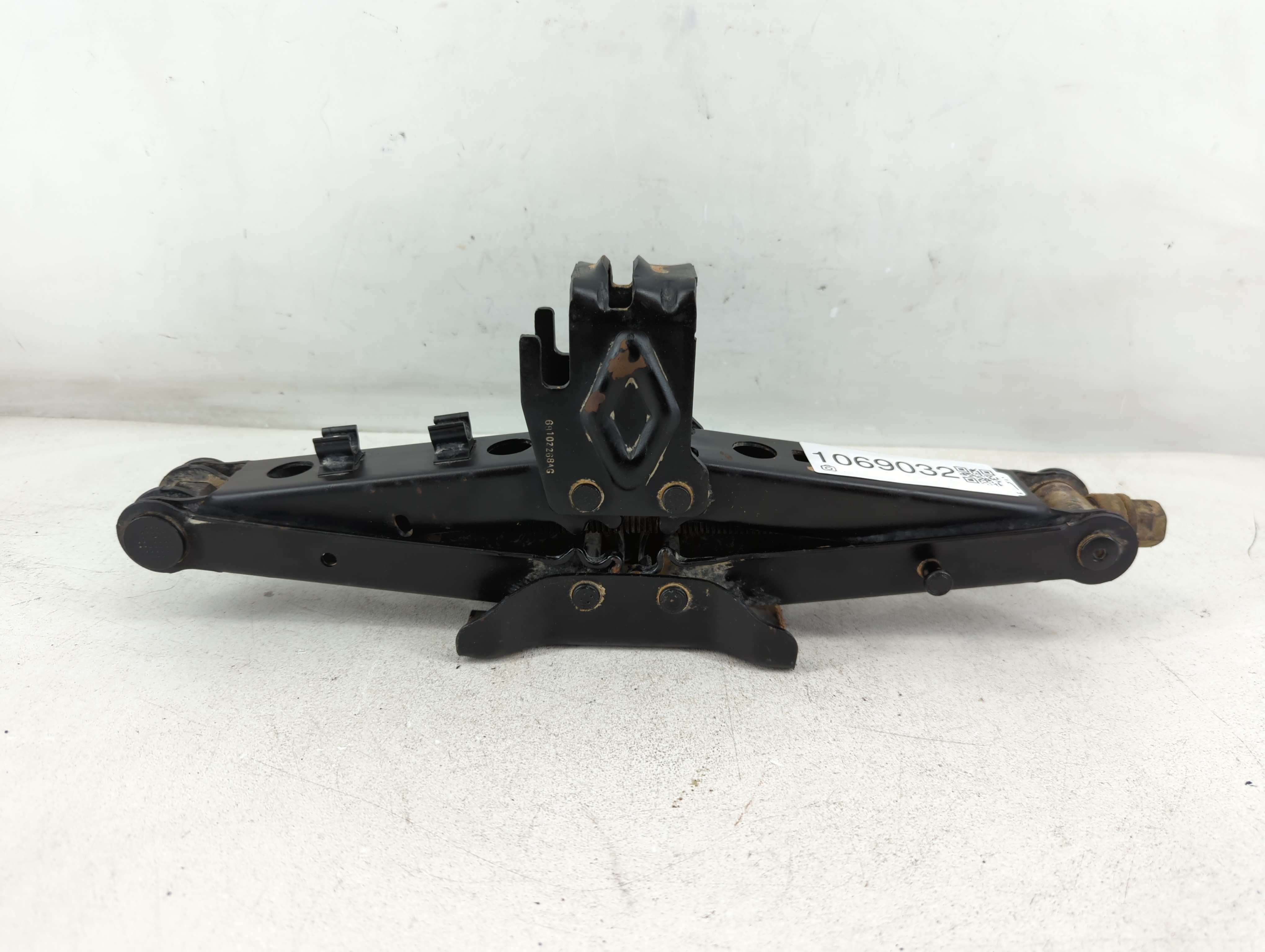 2019 Jeep Cherokee Spare Scissor Car Jack 1069032 - Oemusedautoparts1.com