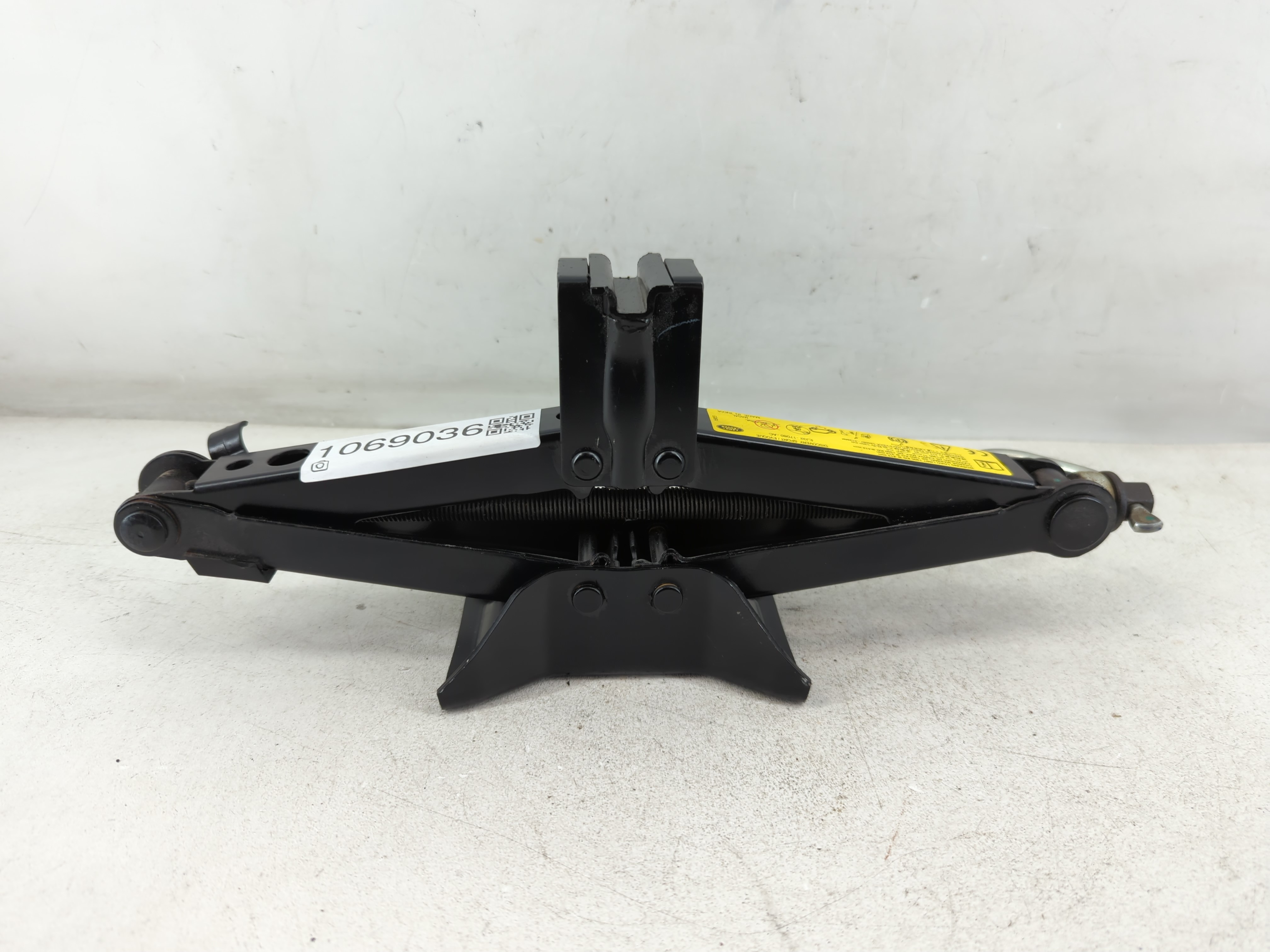 2016 Land Rover Discovery Sport Spare Scissor Car Jack 1069036 - Oemusedautoparts1.com