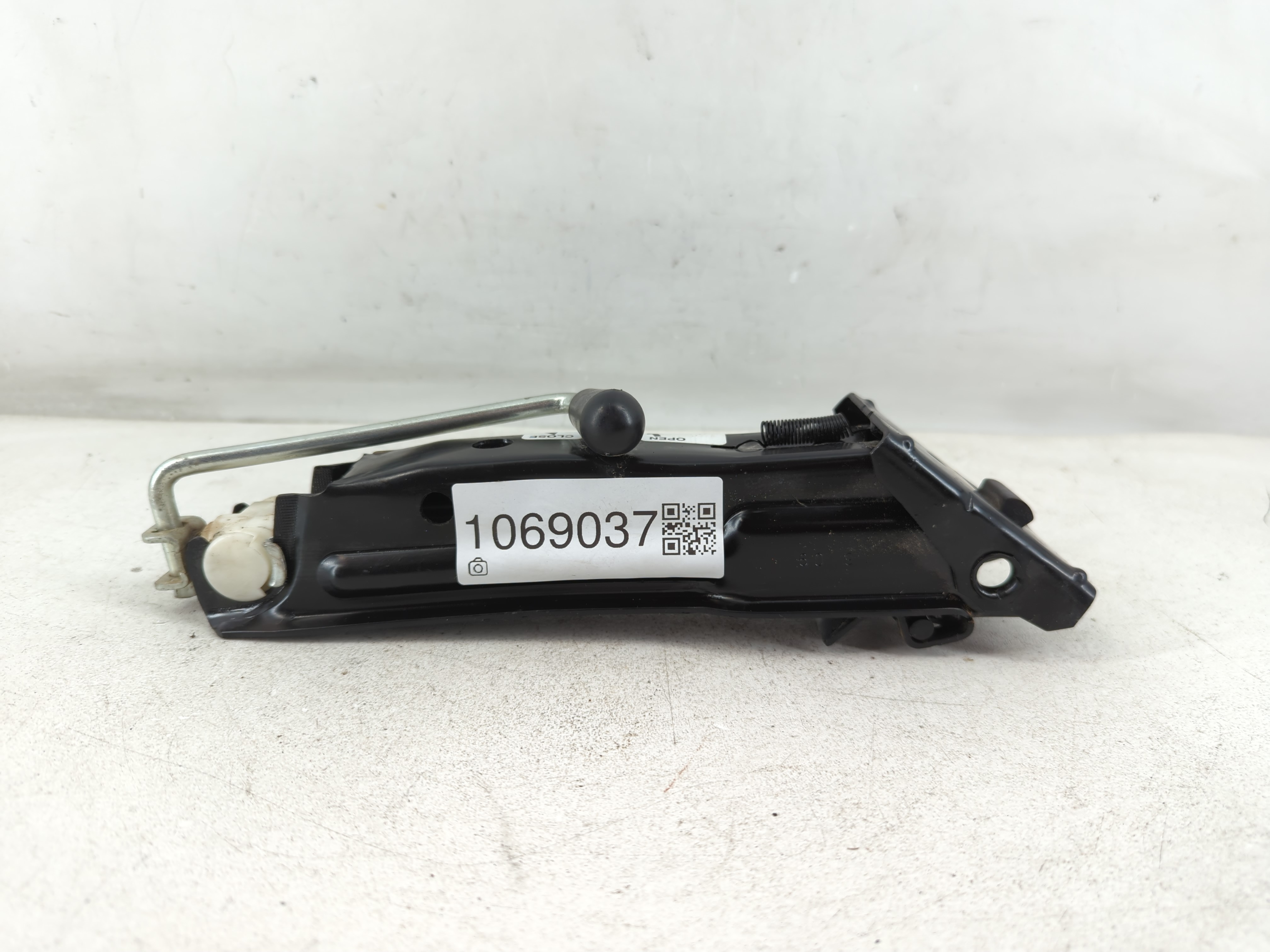 2009 Mini Cooper Spare Scissor Car Jack 1069037 - Oemusedautoparts1.com