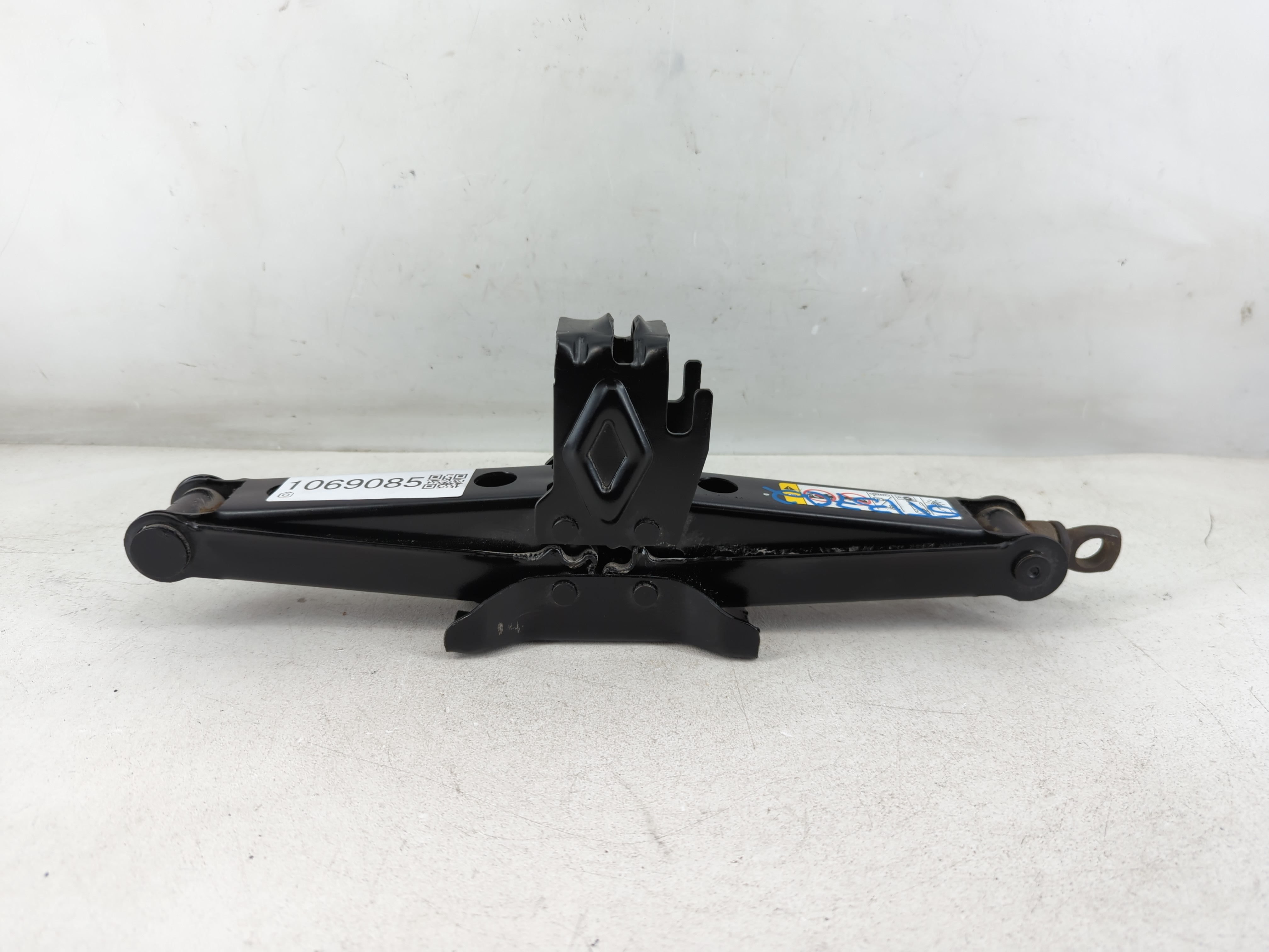 2015 Jeep Grand Cherokee Spare Scissor Car Jack 1069085 - Oemusedautoparts1.com