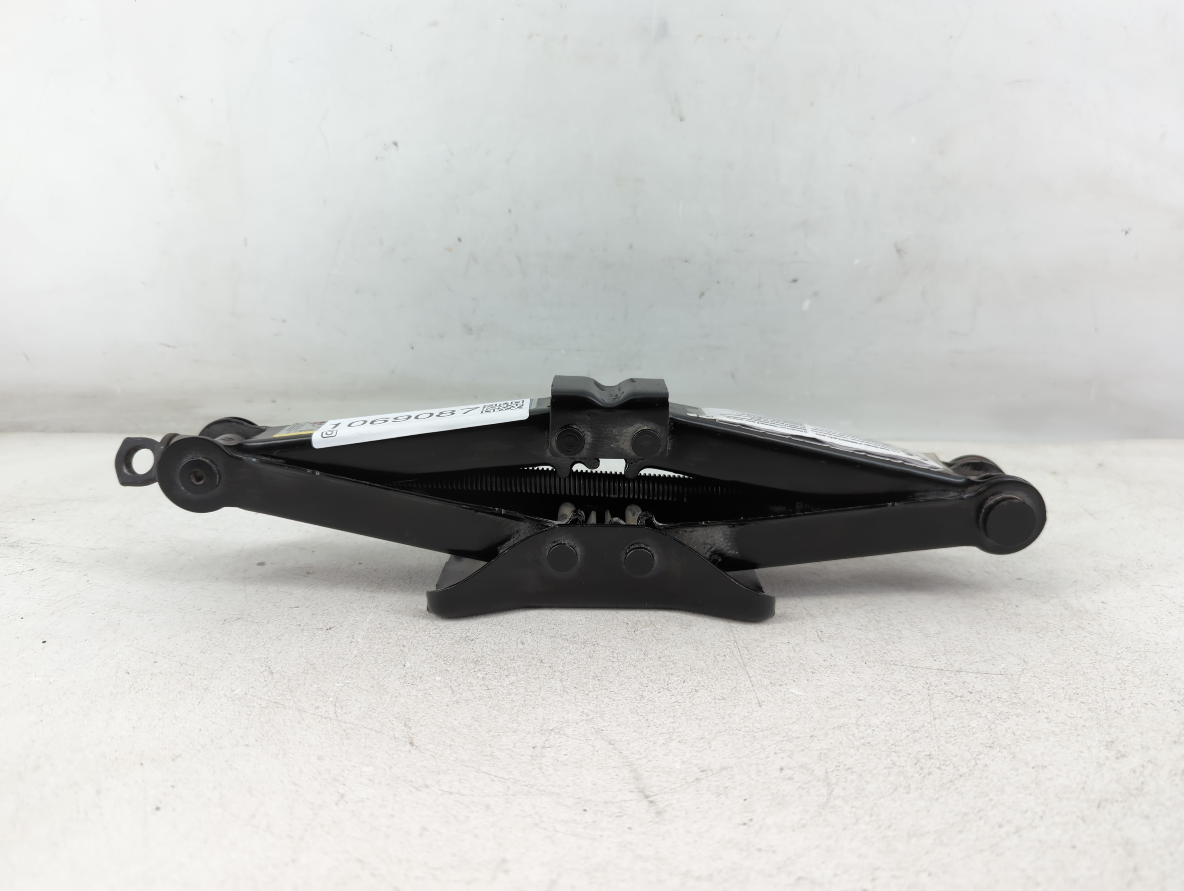 2016 Volkswagen Jetta Spare Scissor Car Jack 1069087 - Oemusedautoparts1.com