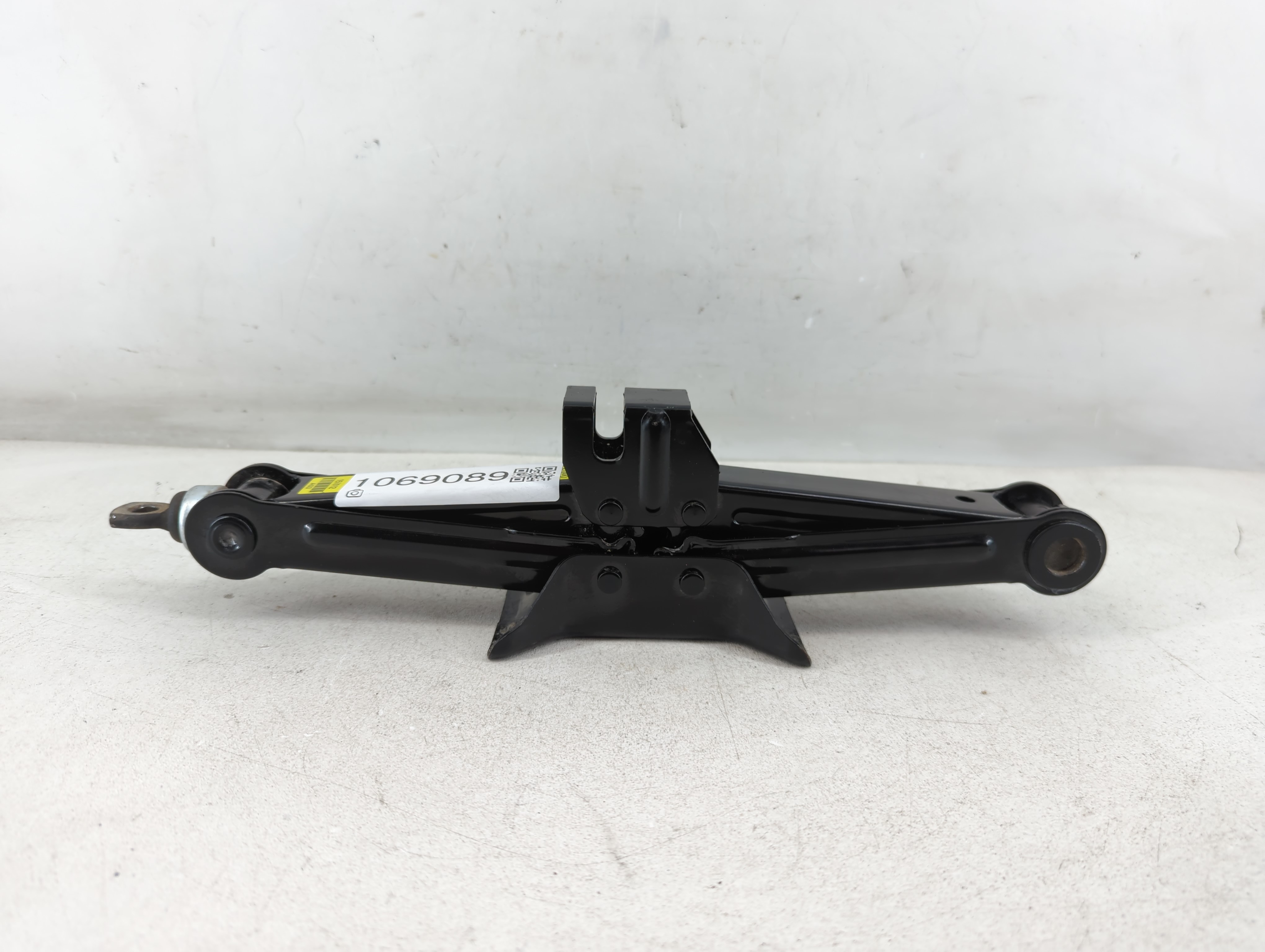 2016 Hyundai Genesis Spare Scissor Car Jack 1069089 - Oemusedautoparts1.com