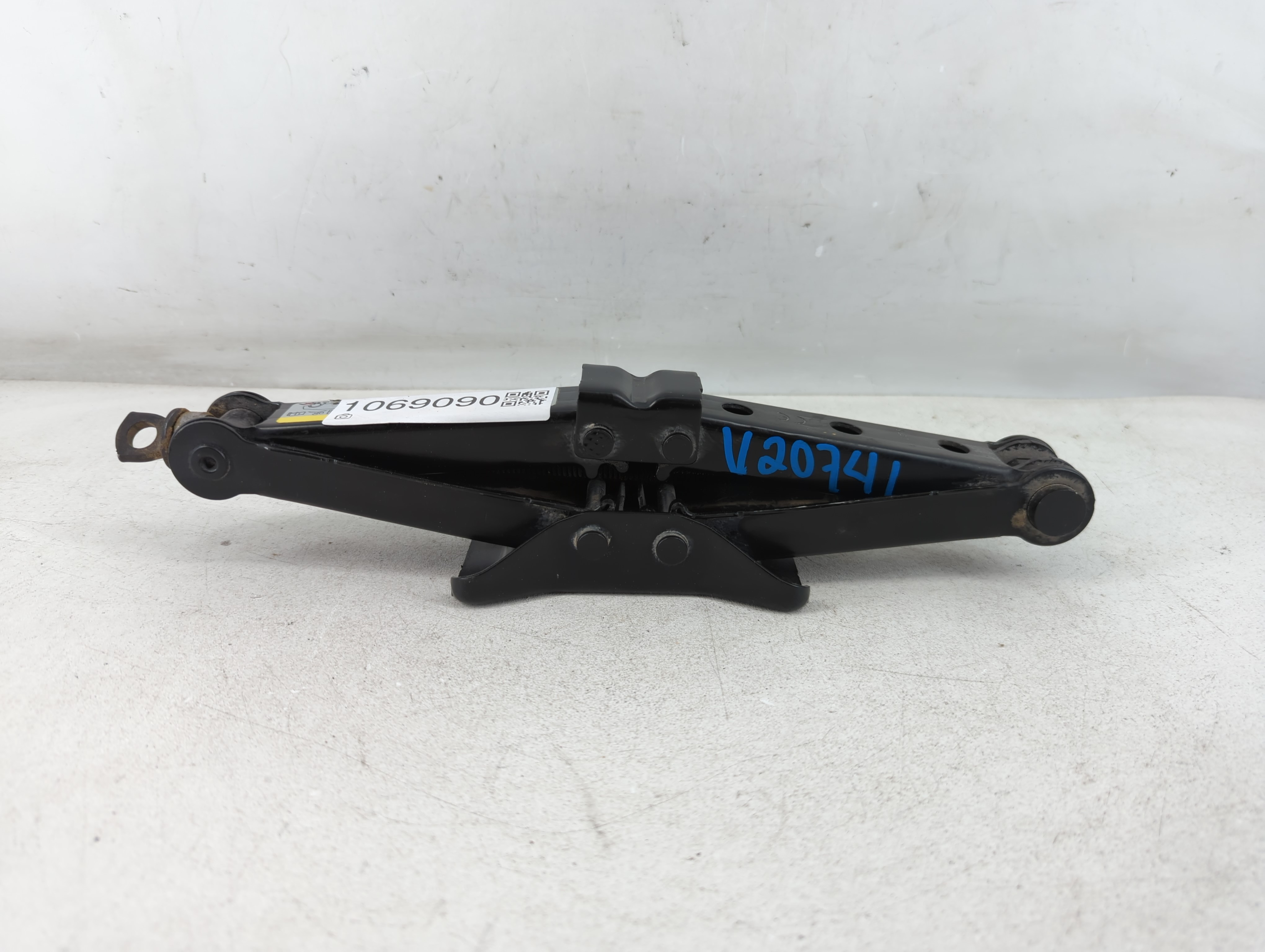 2012 Volkswagen Beetle Spare Scissor Car Jack 1069090 - Oemusedautoparts1.com