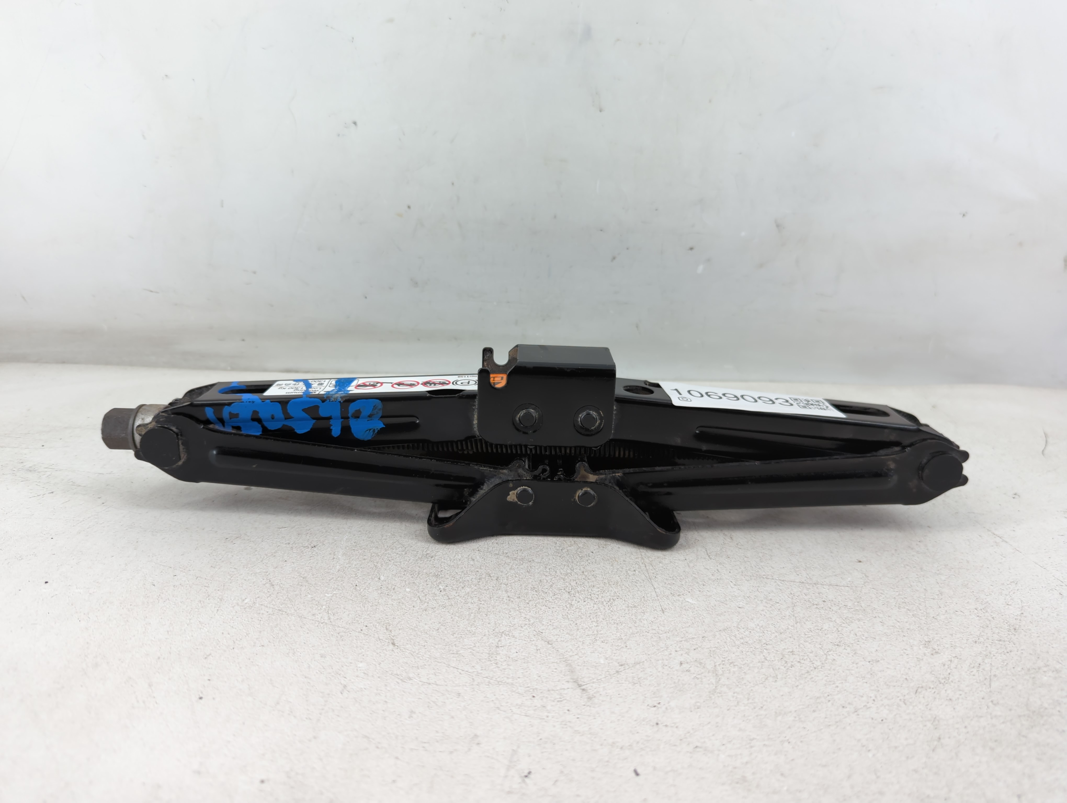 2016 Chevrolet Cruze Spare Scissor Car Jack 1069093 - Oemusedautoparts1.com