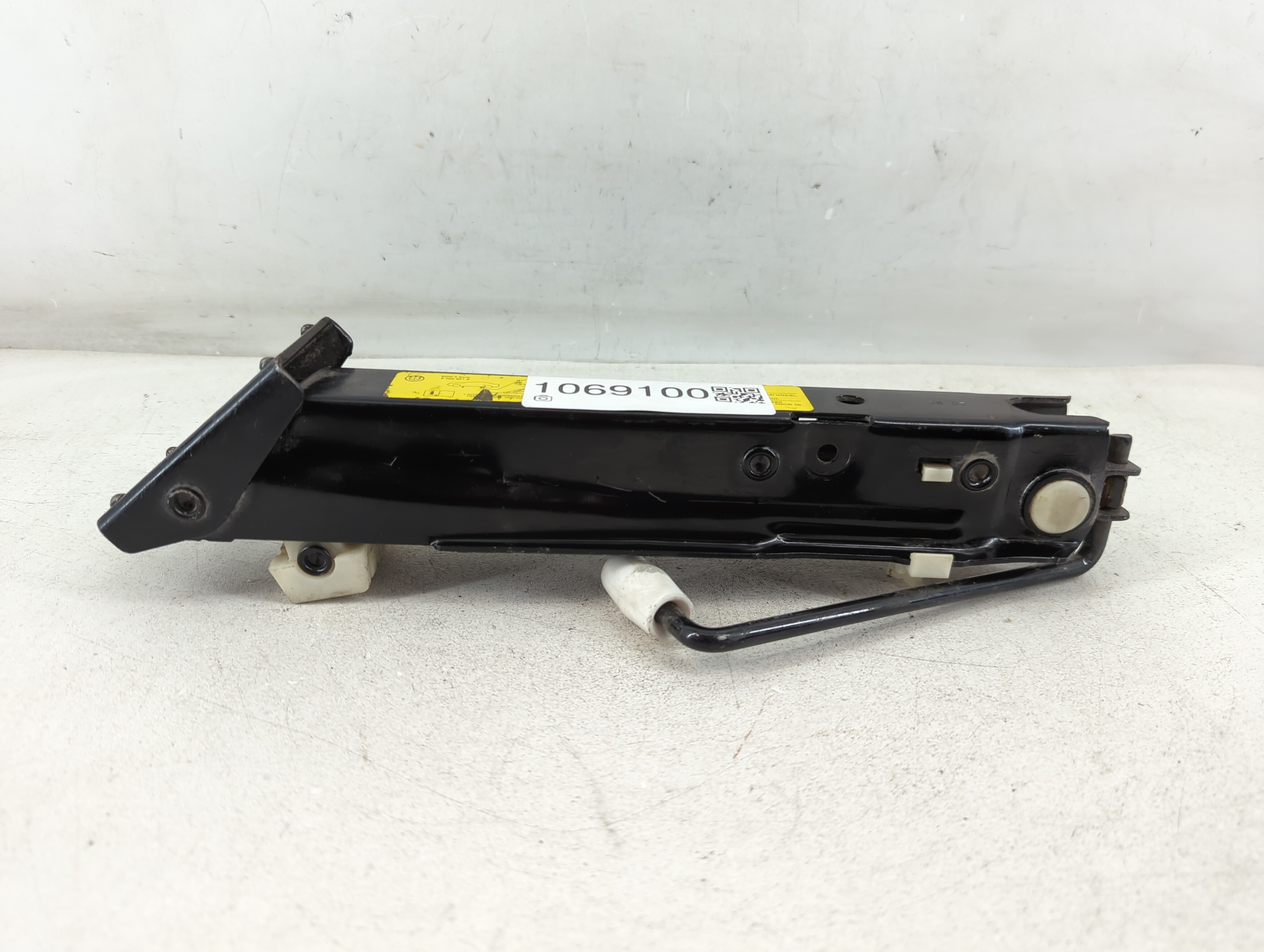 2008 Bmw 550i Spare Scissor Car Jack 1069100 - Oemusedautoparts1.com