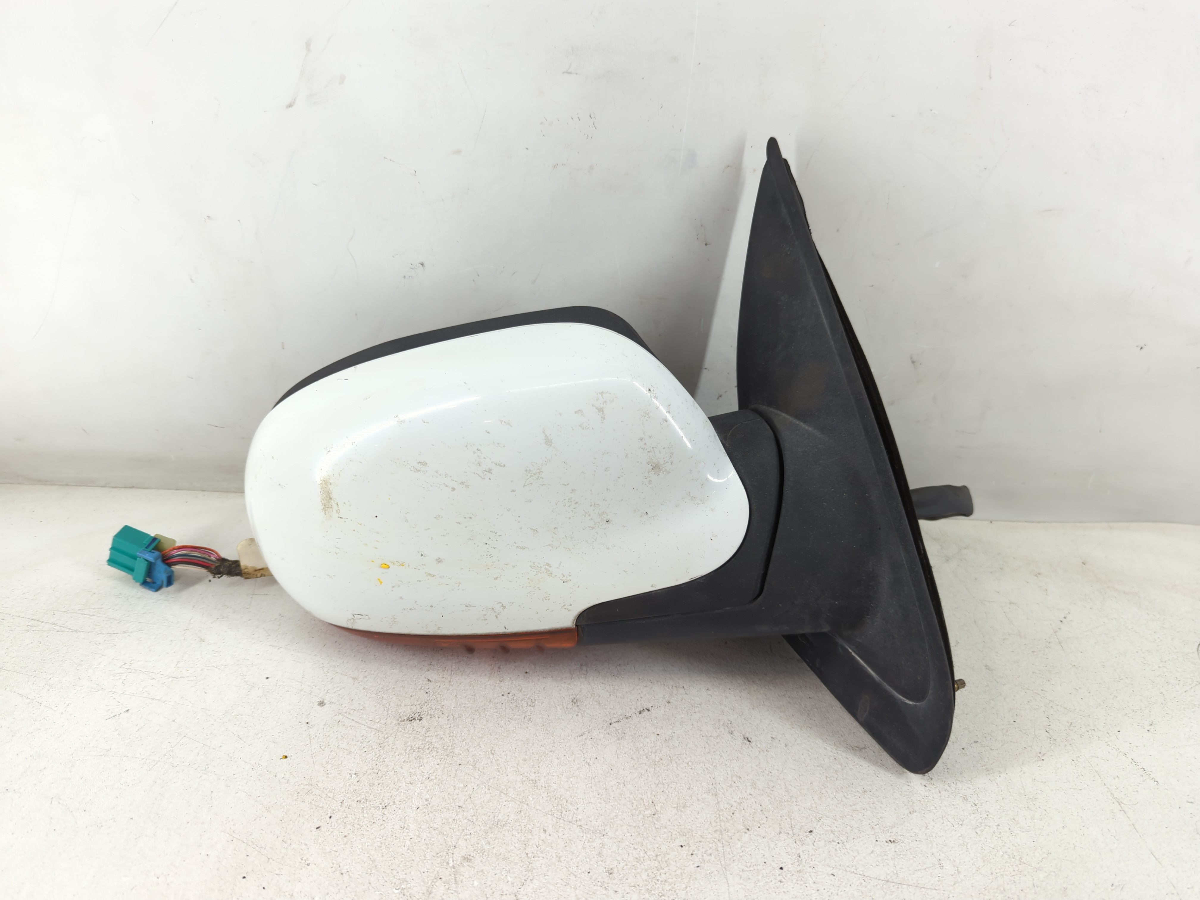 2004-2007 Buick Rainier Passenger Right Side View Power Door Mirror 1069107 - Oemusedautoparts1.com