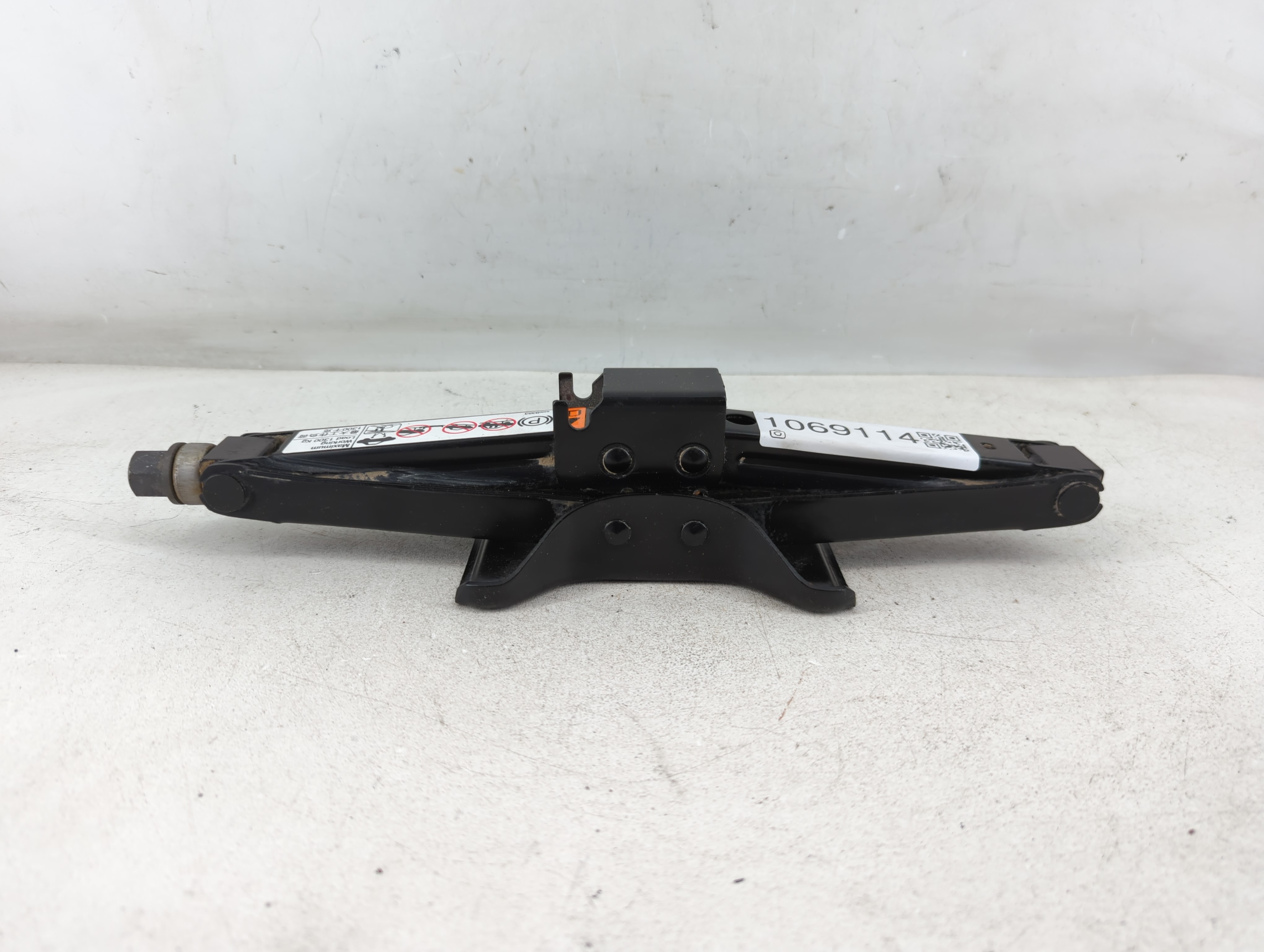 2020 Chevrolet Malibu Spare Scissor Car Jack 1069114 - Oemusedautoparts1.com