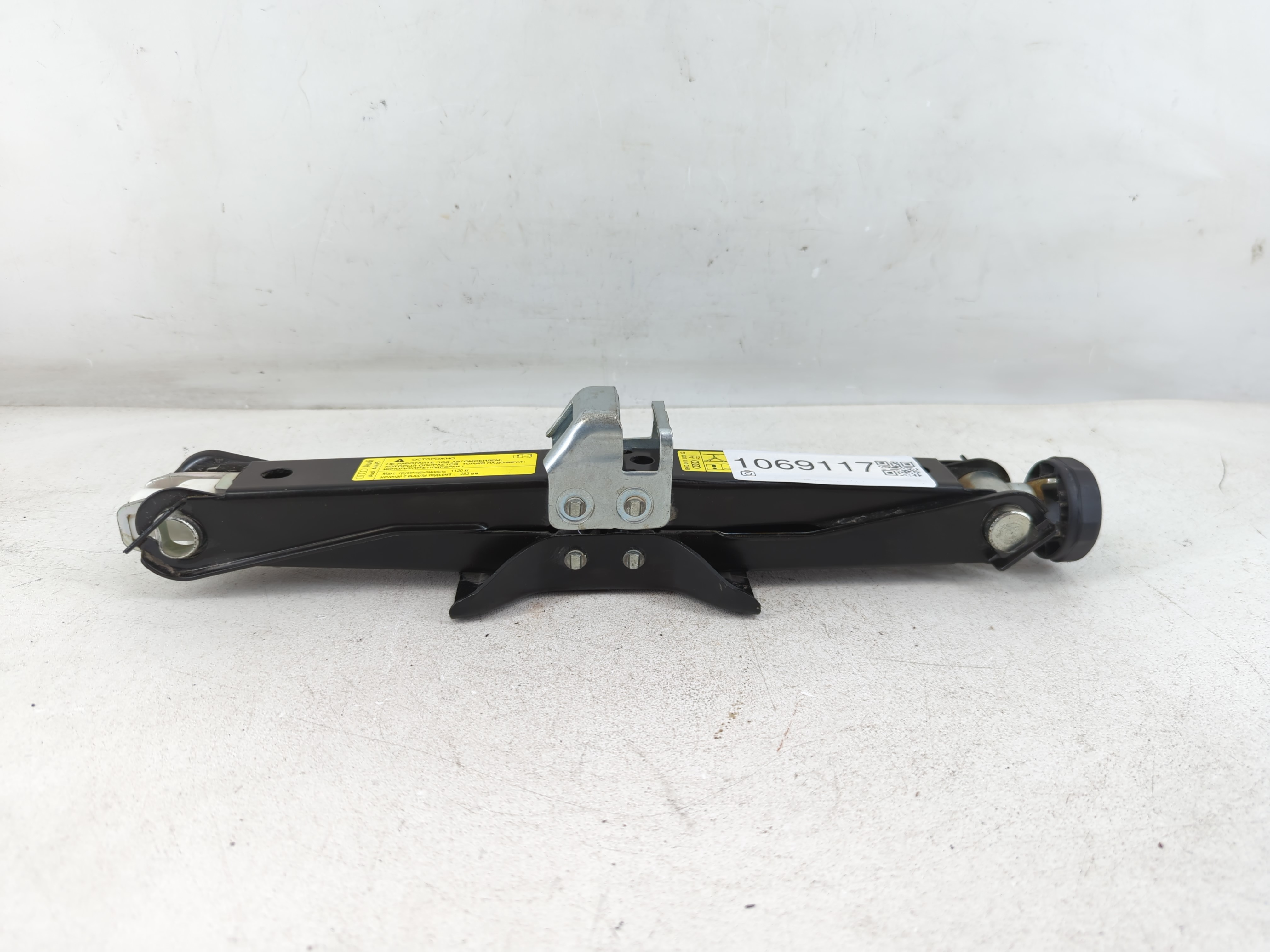 2011 Audi A4 Spare Scissor Car Jack 1069117 - Oemusedautoparts1.com