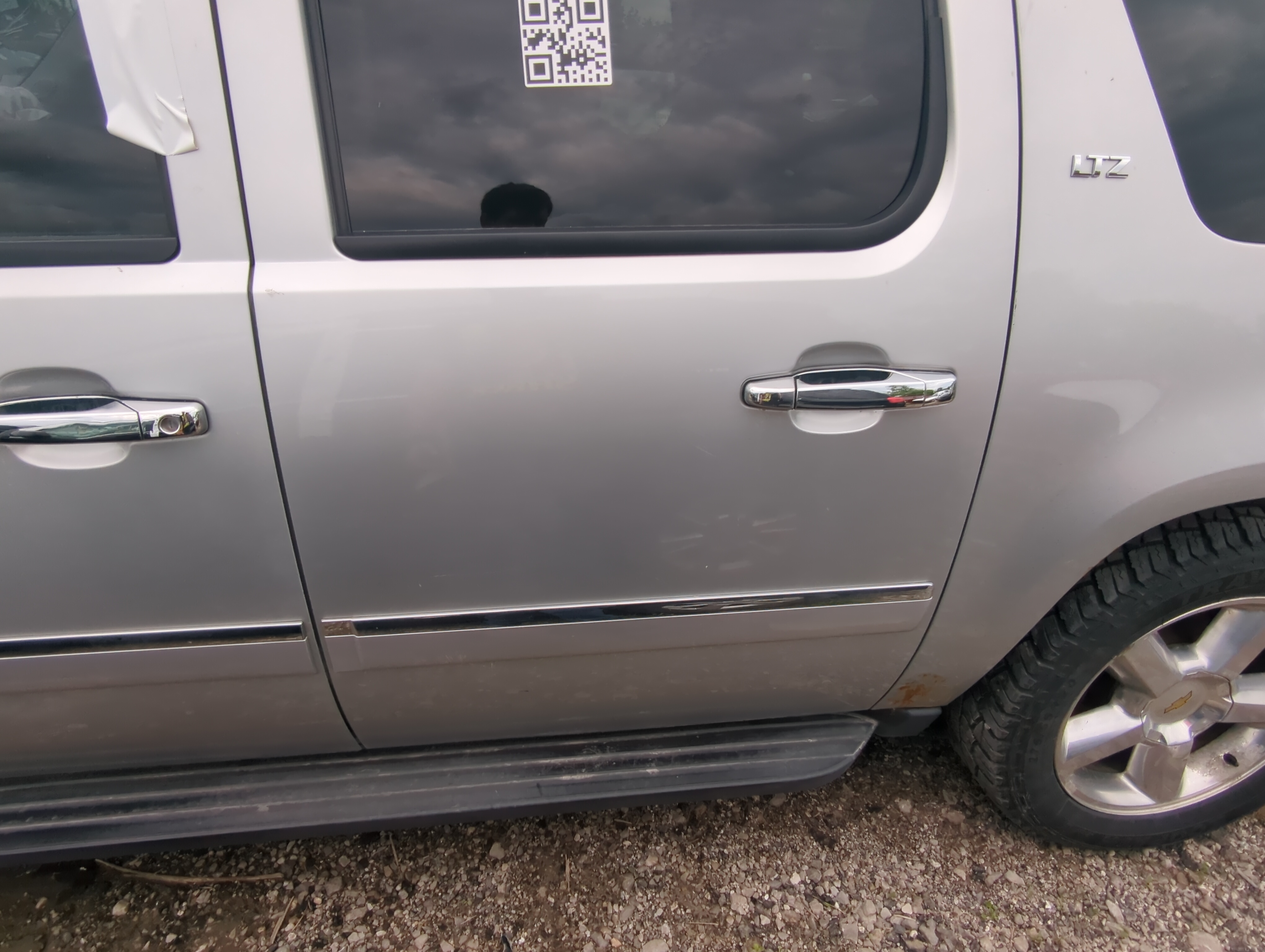 Picture of Chevrolet Suburban Driver Rear Door Oem 1069480