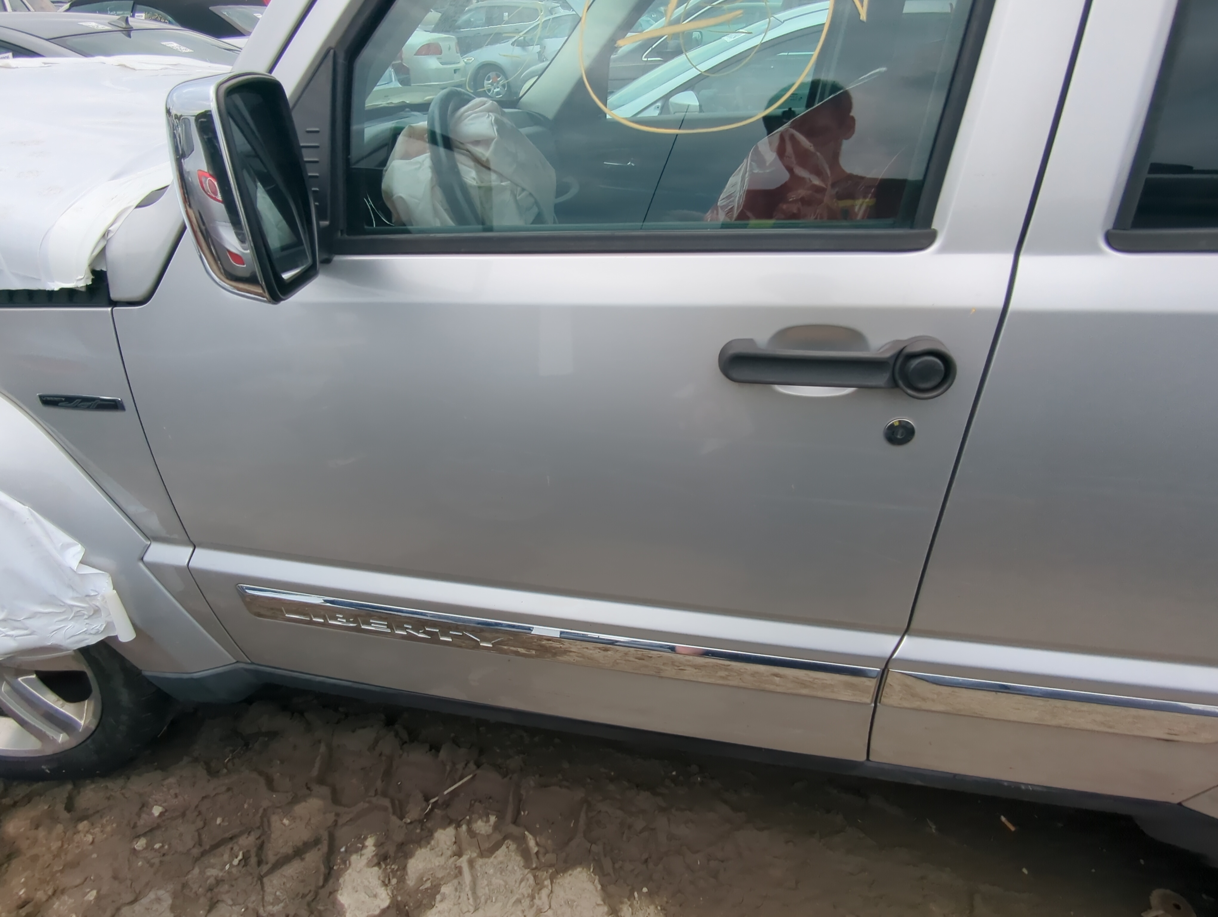 2008-2012 Jeep Liberty Driver Front Door Oem 1070174 - Oemusedautoparts1.com