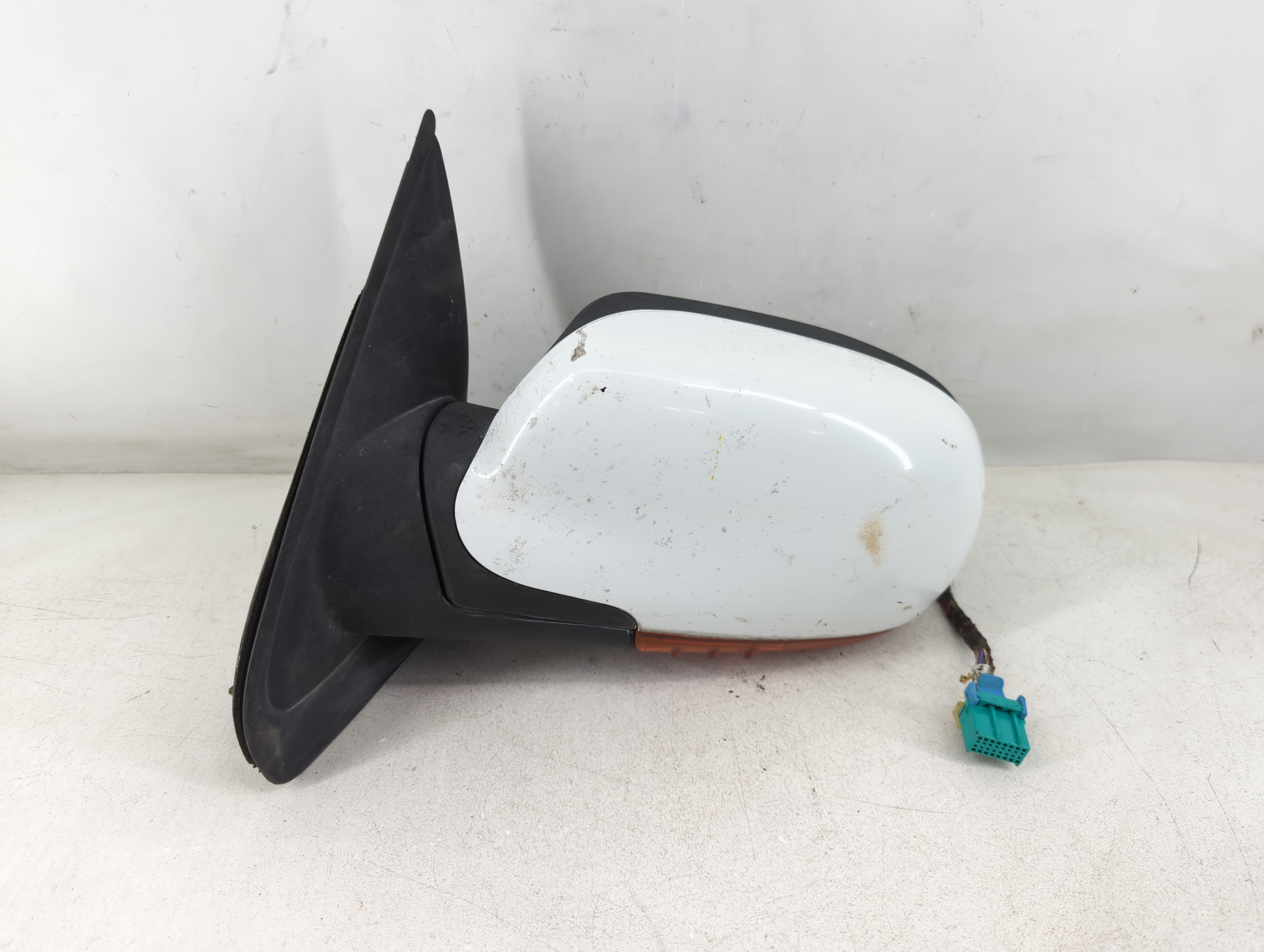2004-2007 Buick Rainier Driver Left Side View Power Door Mirror White 1070840 - Oemusedautoparts1.com