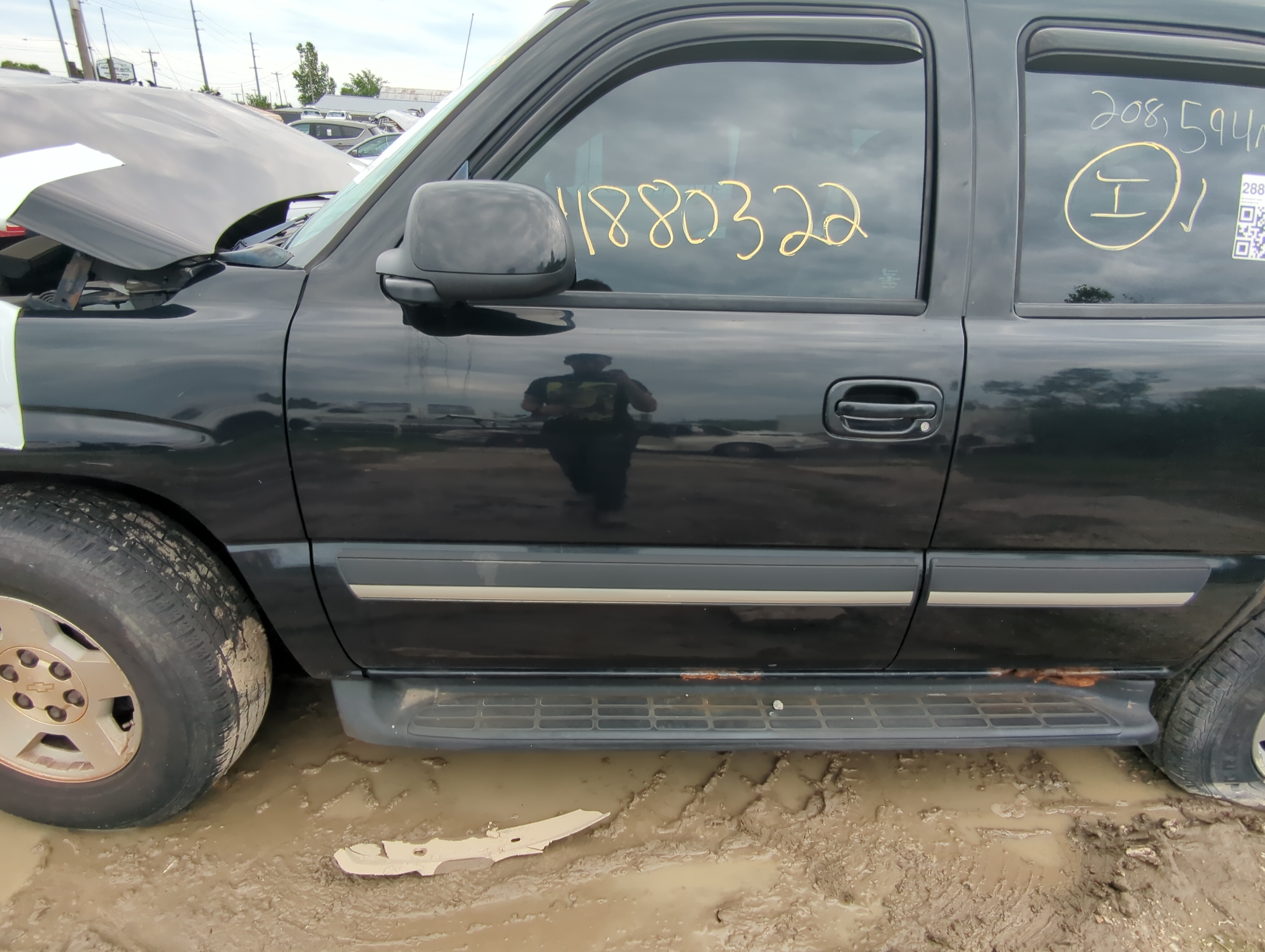 Picture of 2000-2006 Chevrolet Tahoe Driver Front Door Oem 1071072