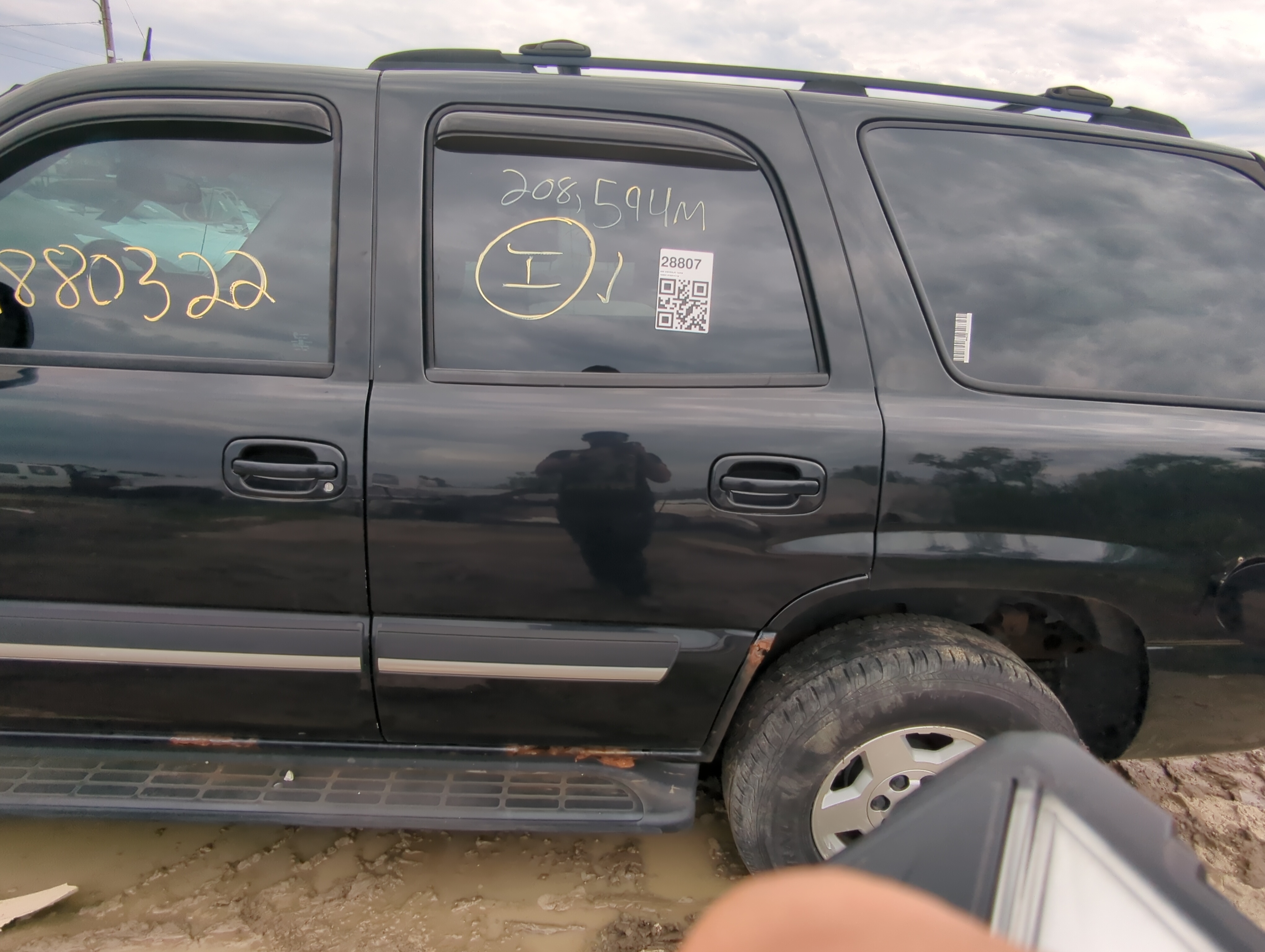 Picture of 2000-2006 Chevrolet Tahoe Driver Rear Door Oem 1071140