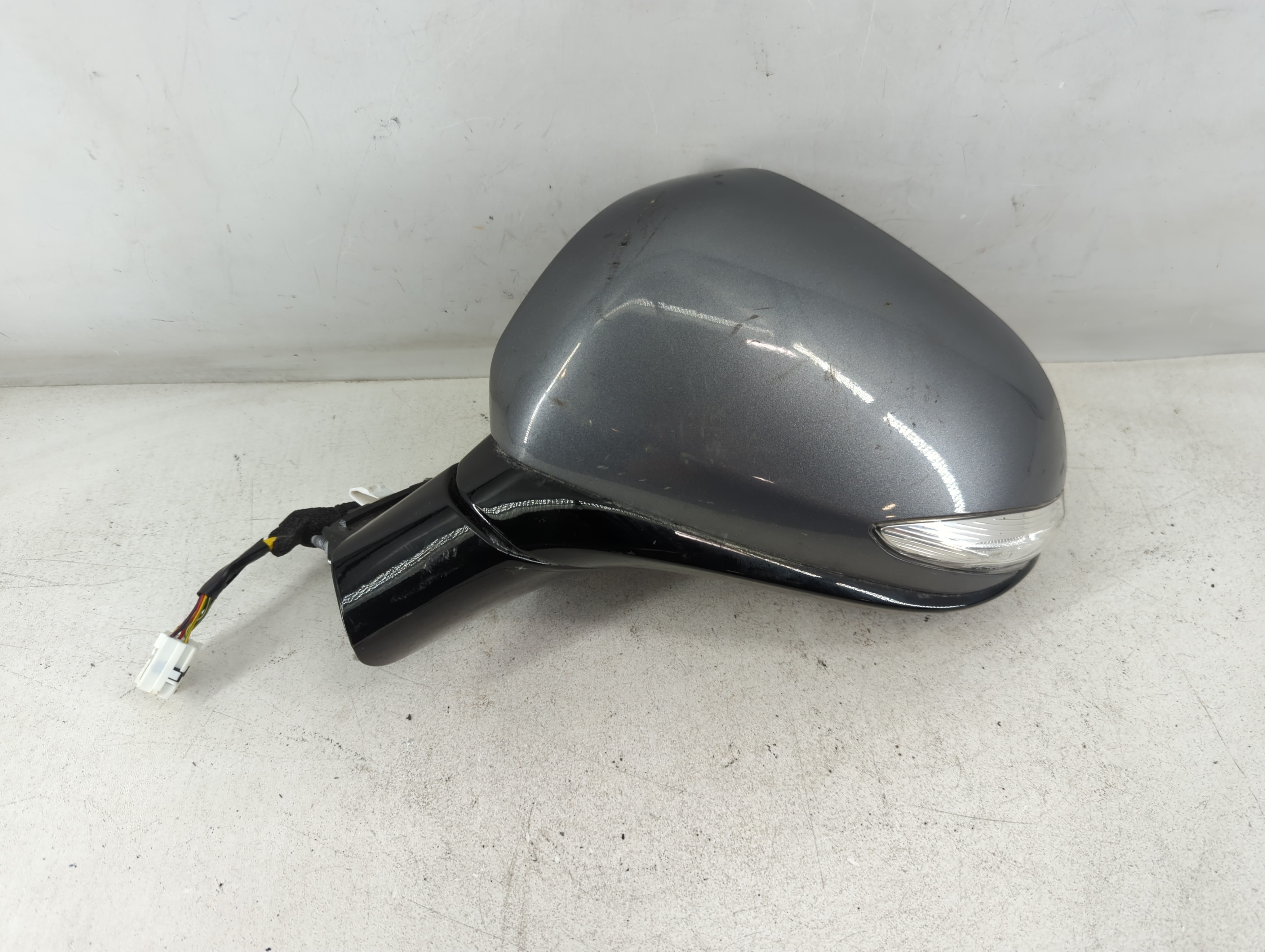 2017-2019 Hyundai Santa Fe Driver Left Side View Power Door Mirror Grey 1071528 - Oemusedautoparts1.com