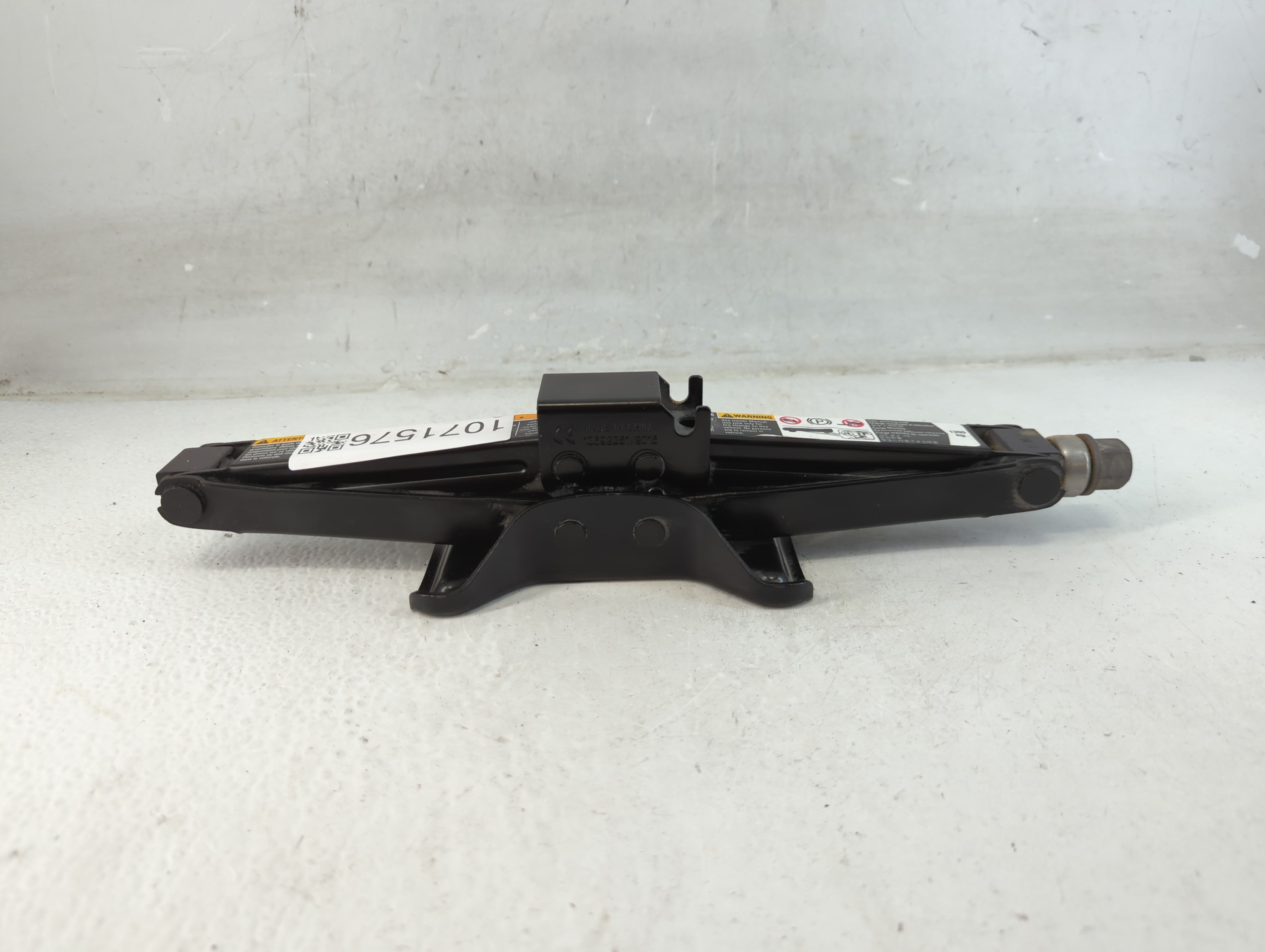 2016 Chevrolet Malibu Spare Scissor Car Jack 1071576 - Oemusedautoparts1.com