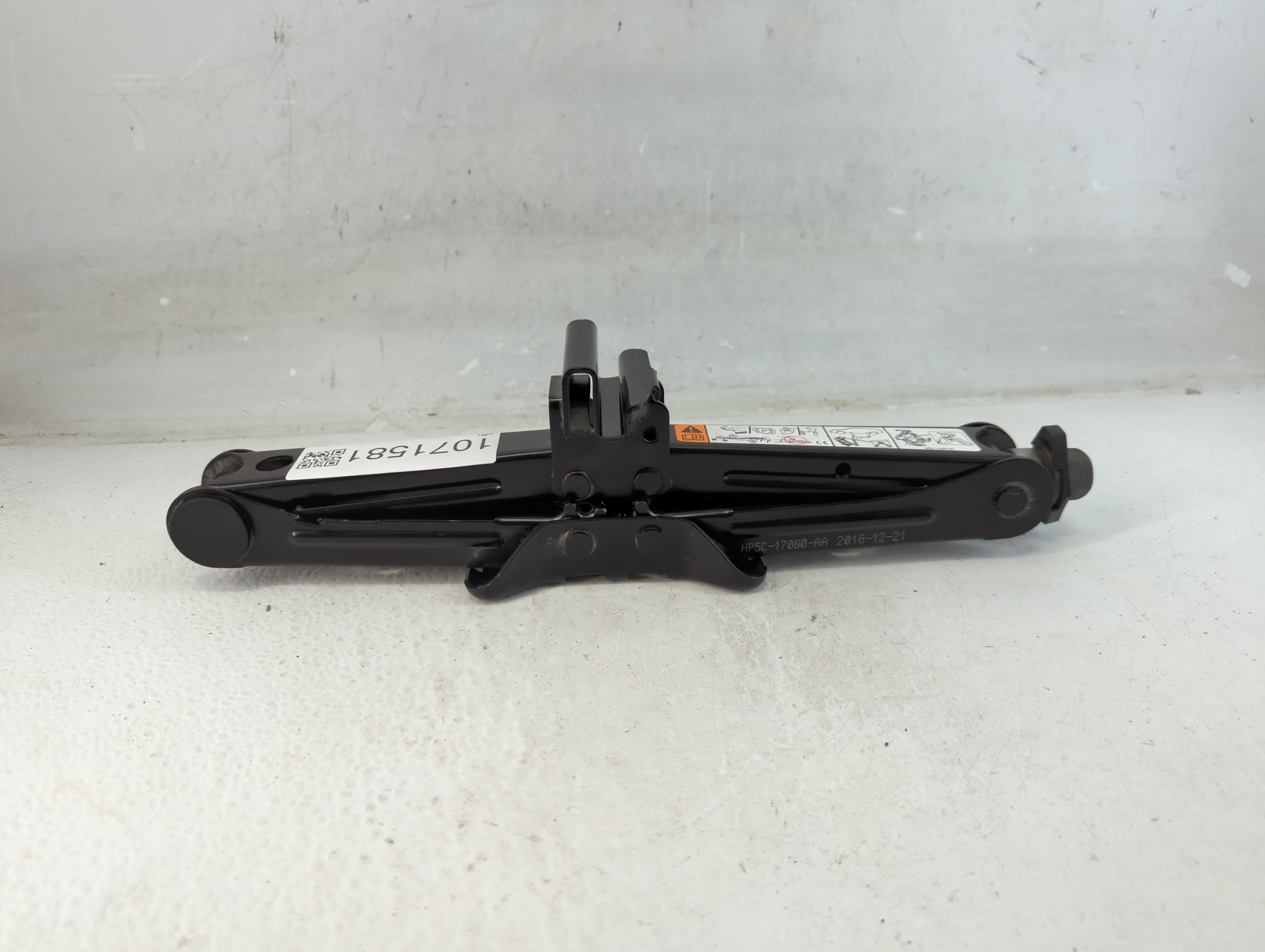2017 Lincoln Mkz Spare Scissor Car Jack 1071581 - Oemusedautoparts1.com