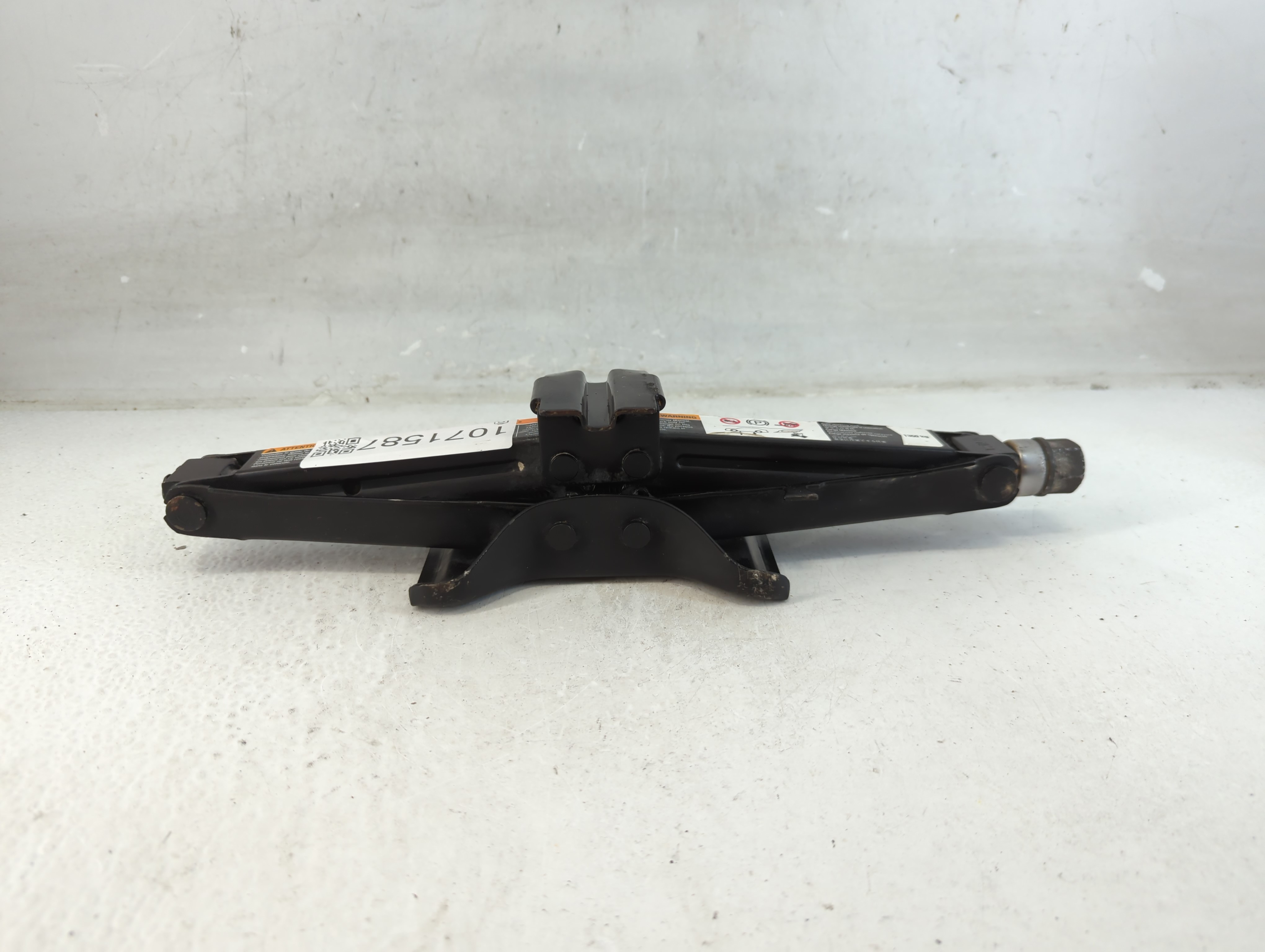 2017 Buick Regal Spare Scissor Car Jack 1071587 - Oemusedautoparts1.com
