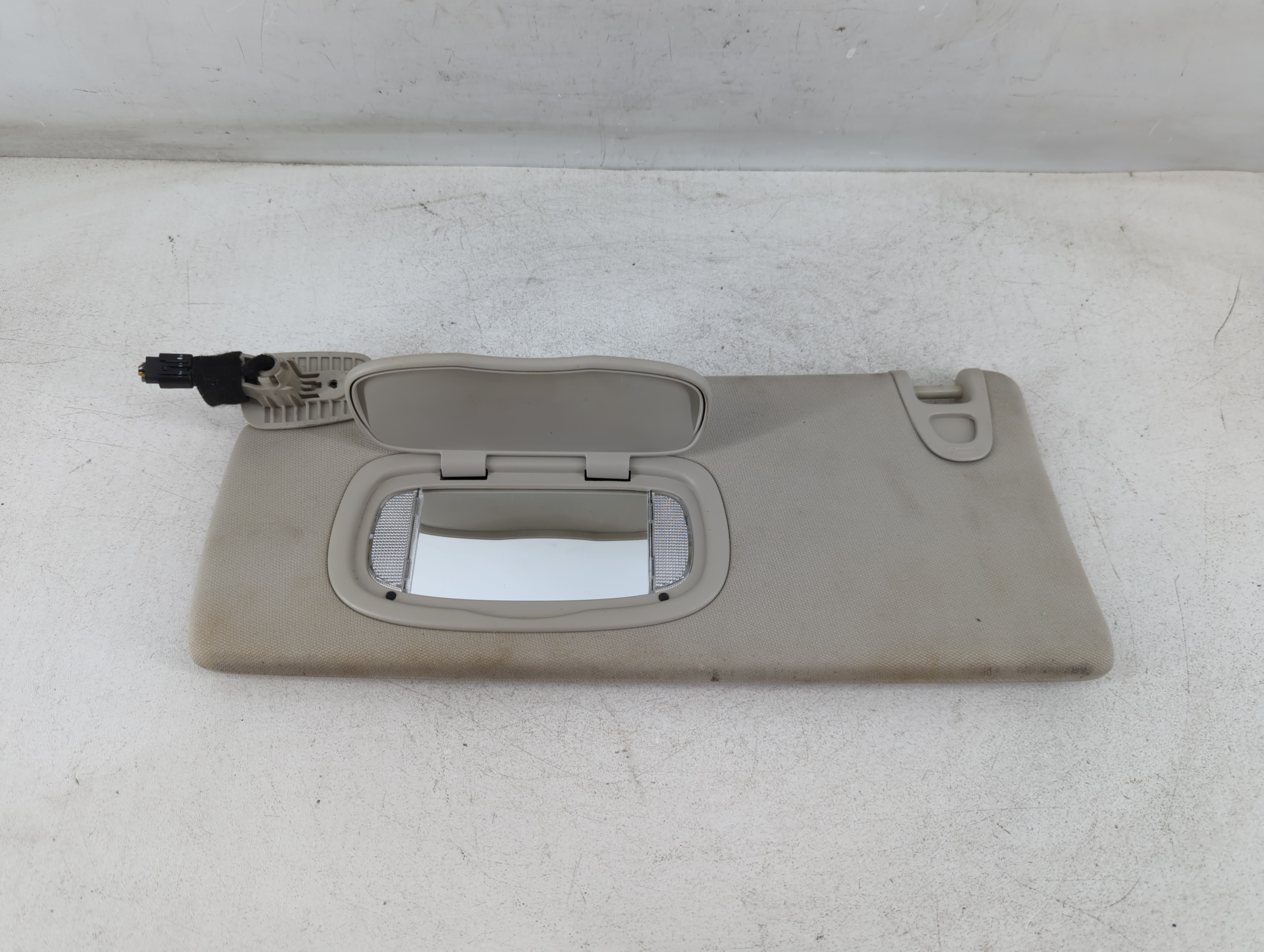 2014-2018 Jeep Cherokee Driver Sun Visor Mirror Left Sunvisor Grey 1071623 - Oemusedautoparts1.com