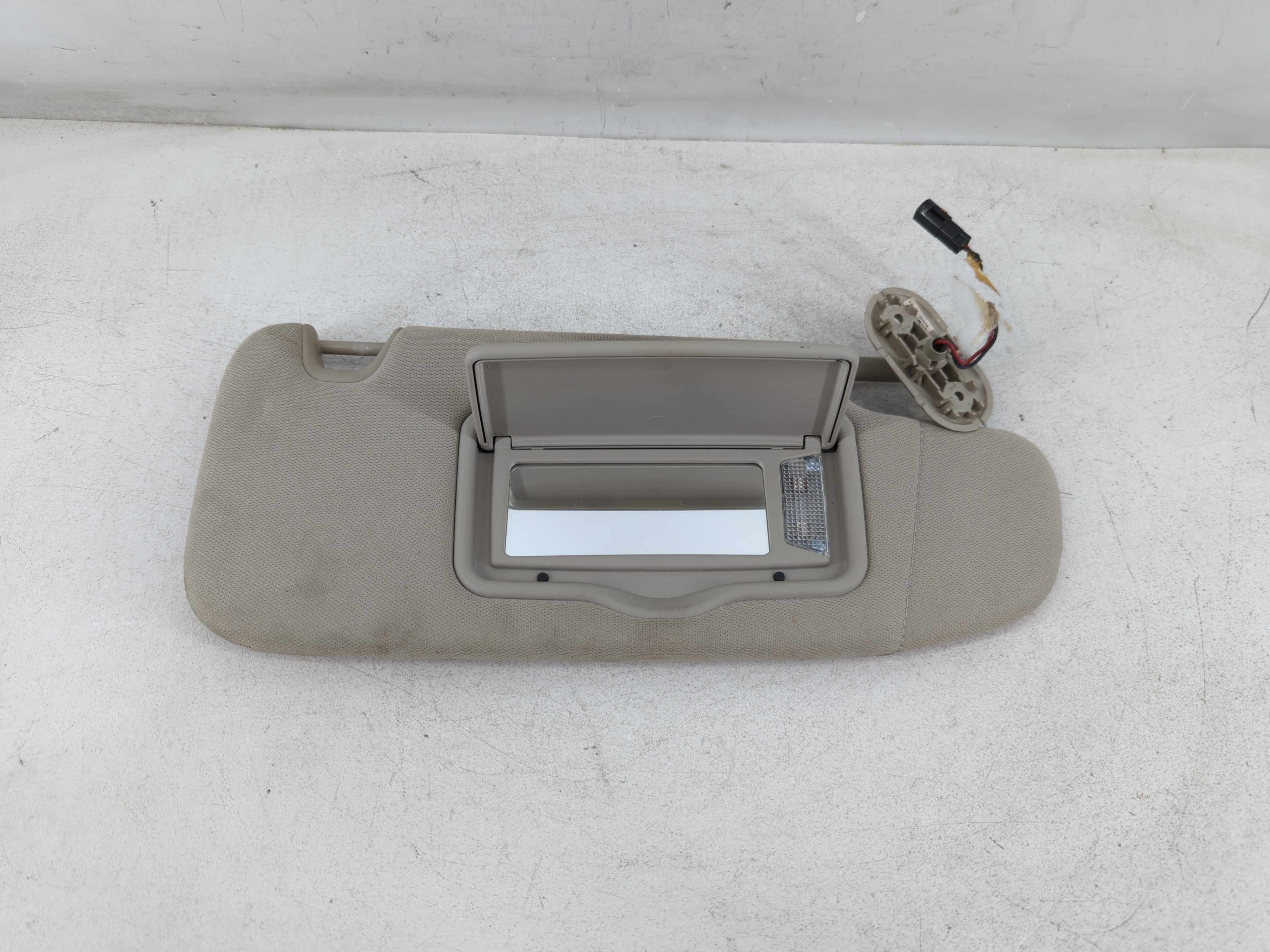 2010-2012 Ford Fusion Passenger Sun Visor Mirror Right Sunvisor Grey 1071641 - Oemusedautoparts1.com