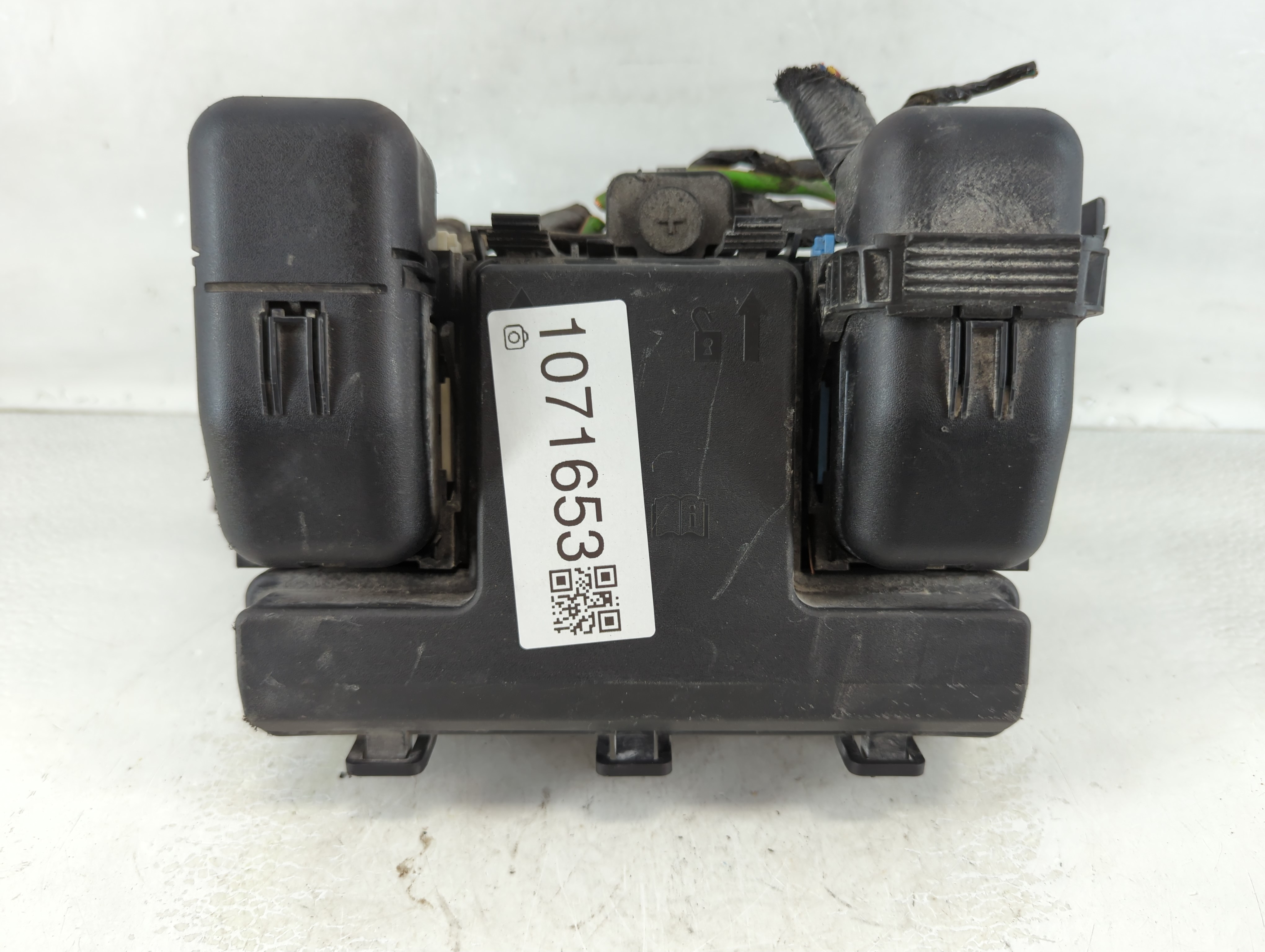 2015-2018 Ford Edge Fusebox Fuse Box Relay Module G2gt14a067bd 1071653 - Oemusedautoparts1.com
