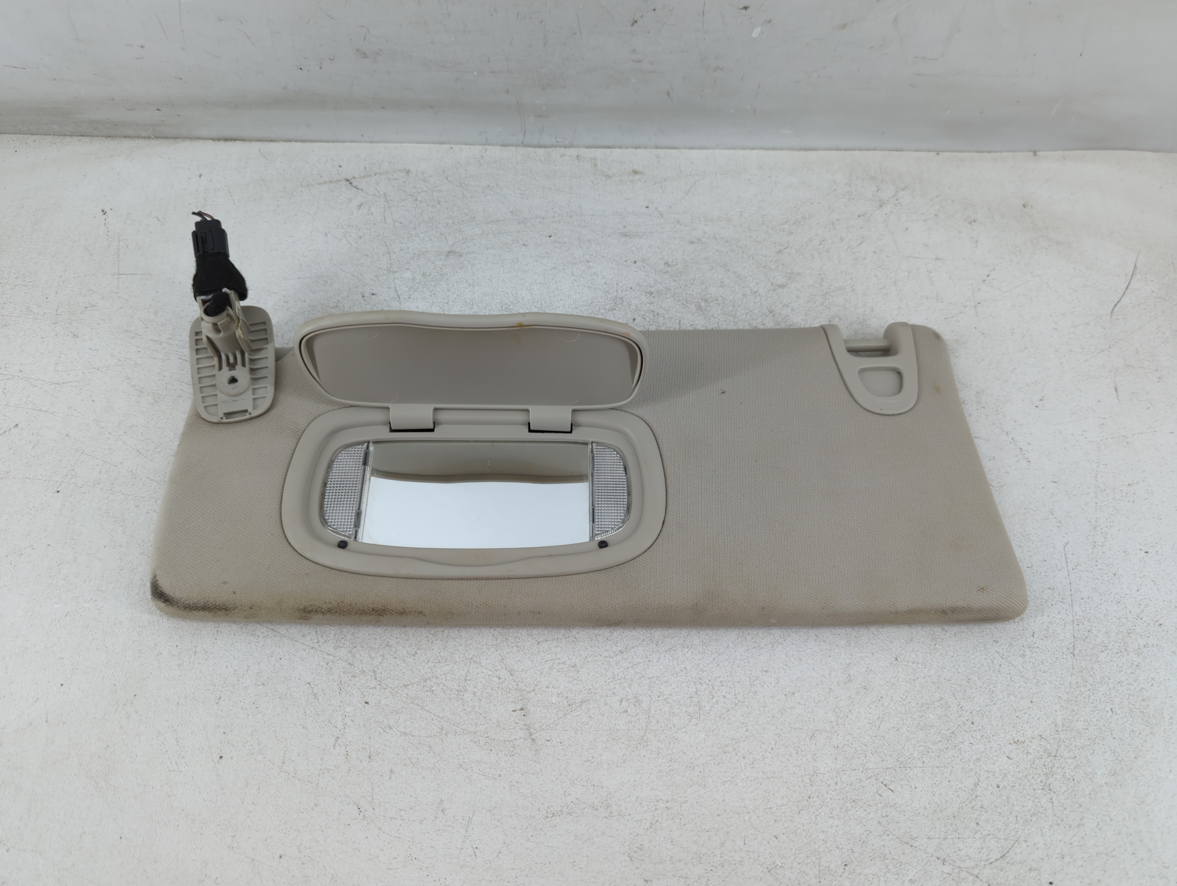 2014-2018 Jeep Cherokee Driver Sun Visor Mirror Left Sunvisor Grey 1071672 - Oemusedautoparts1.com