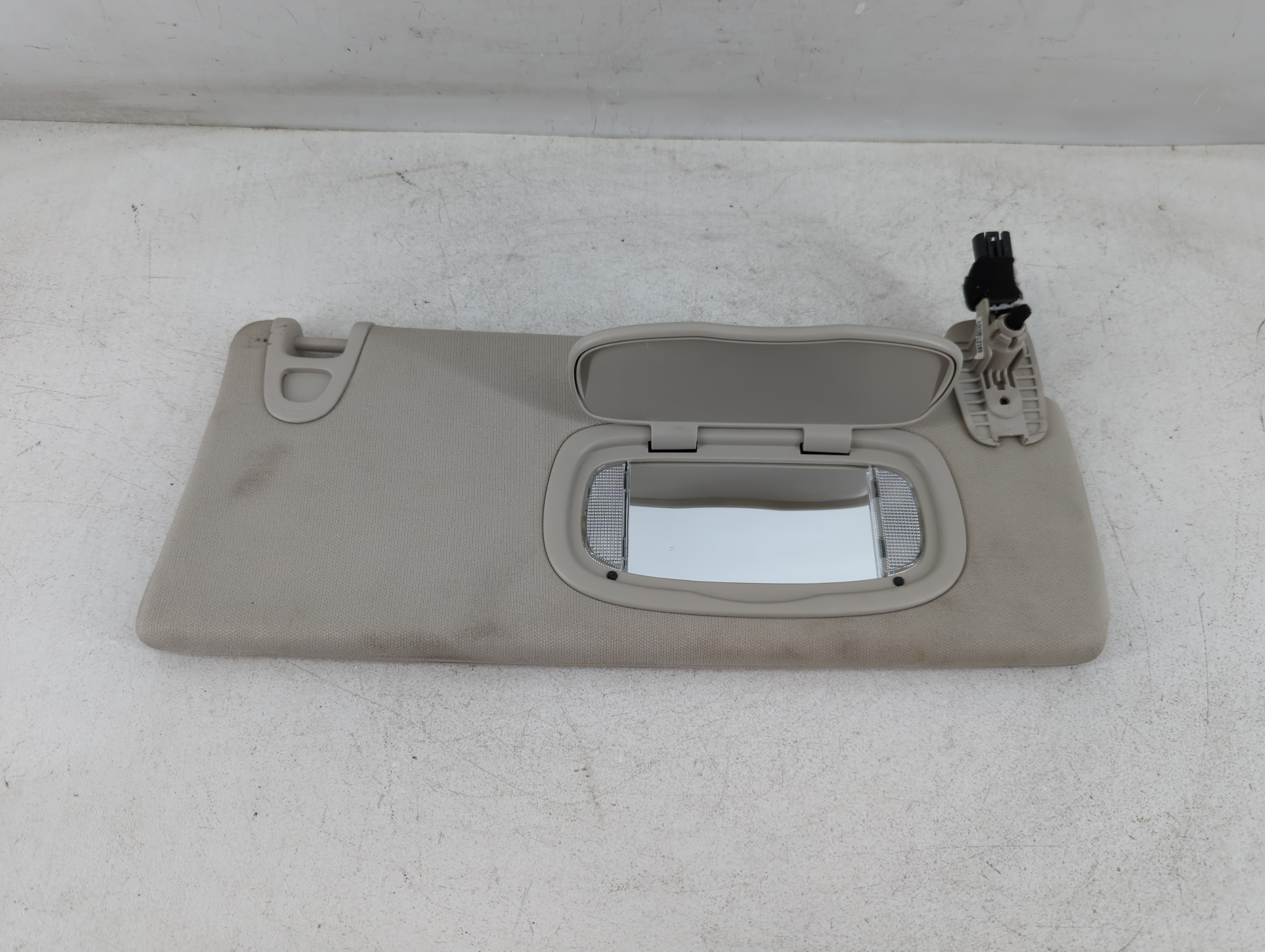 2014-2018 Jeep Cherokee Driver Sun Visor Mirror Left Sunvisor Grey 1071692 - Oemusedautoparts1.com