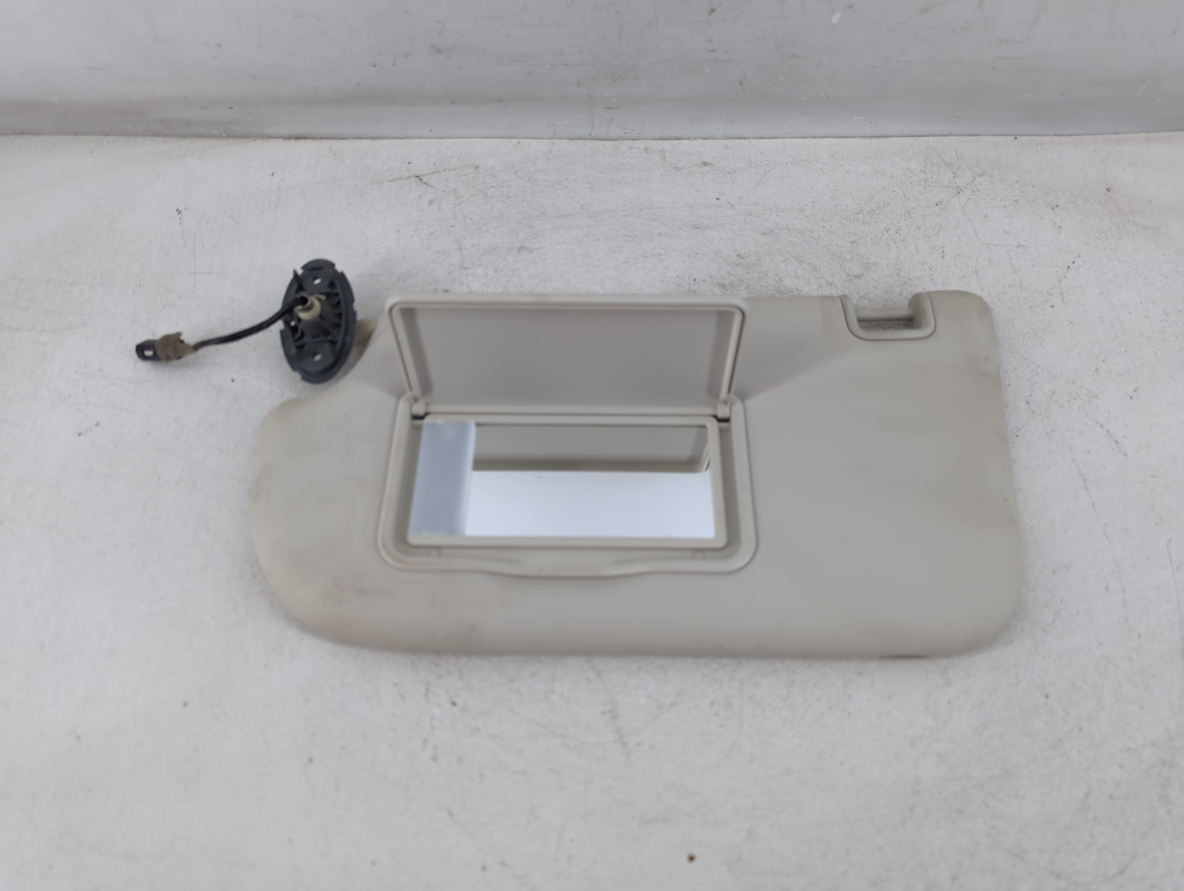 2013-2019 Ford Escape Driver Sun Visor Mirror Left Sunvisor Cream 1071695 - Oemusedautoparts1.com