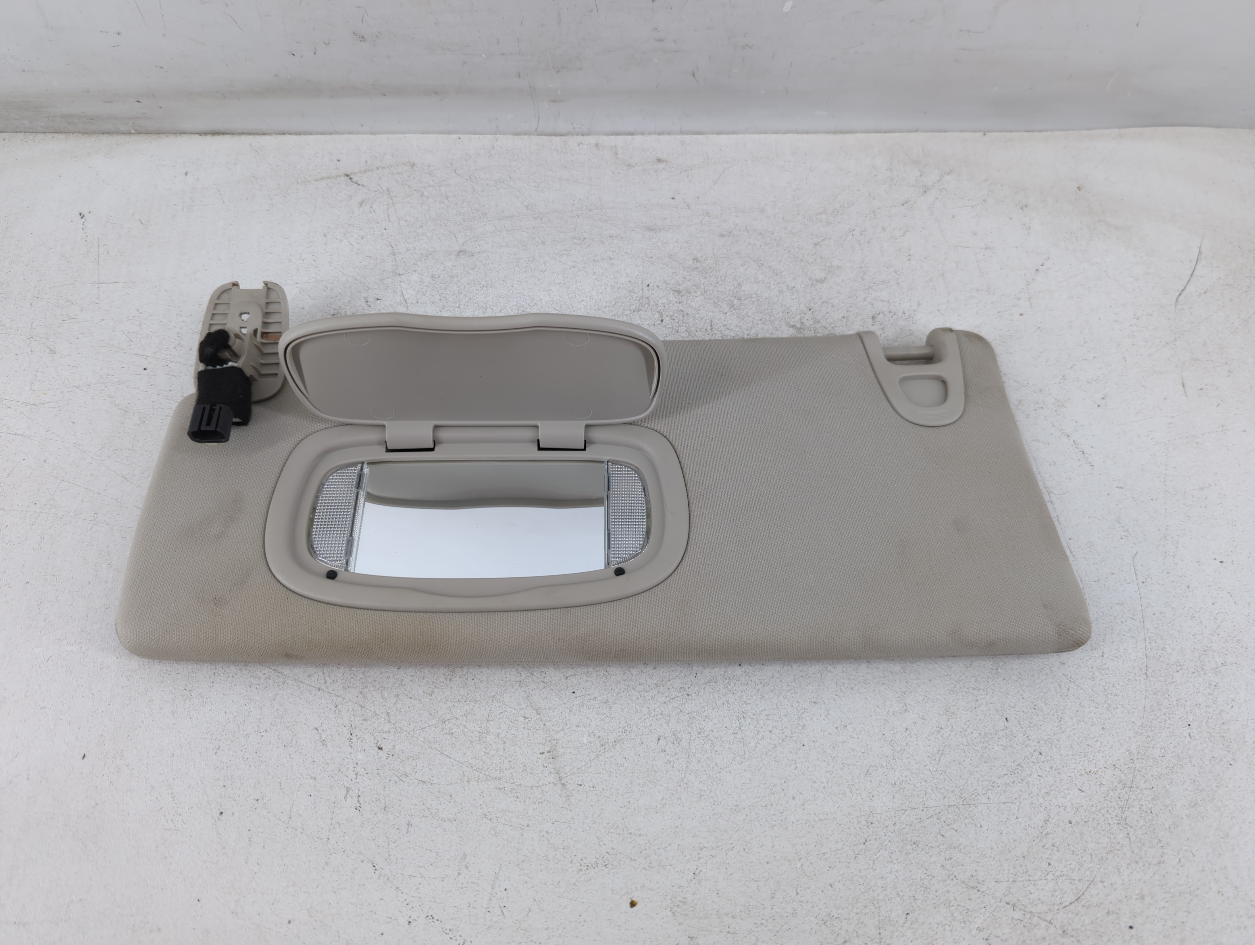 2014-2018 Jeep Cherokee Driver Sun Visor Mirror Left Sunvisor Grey 1071696 - Oemusedautoparts1.com