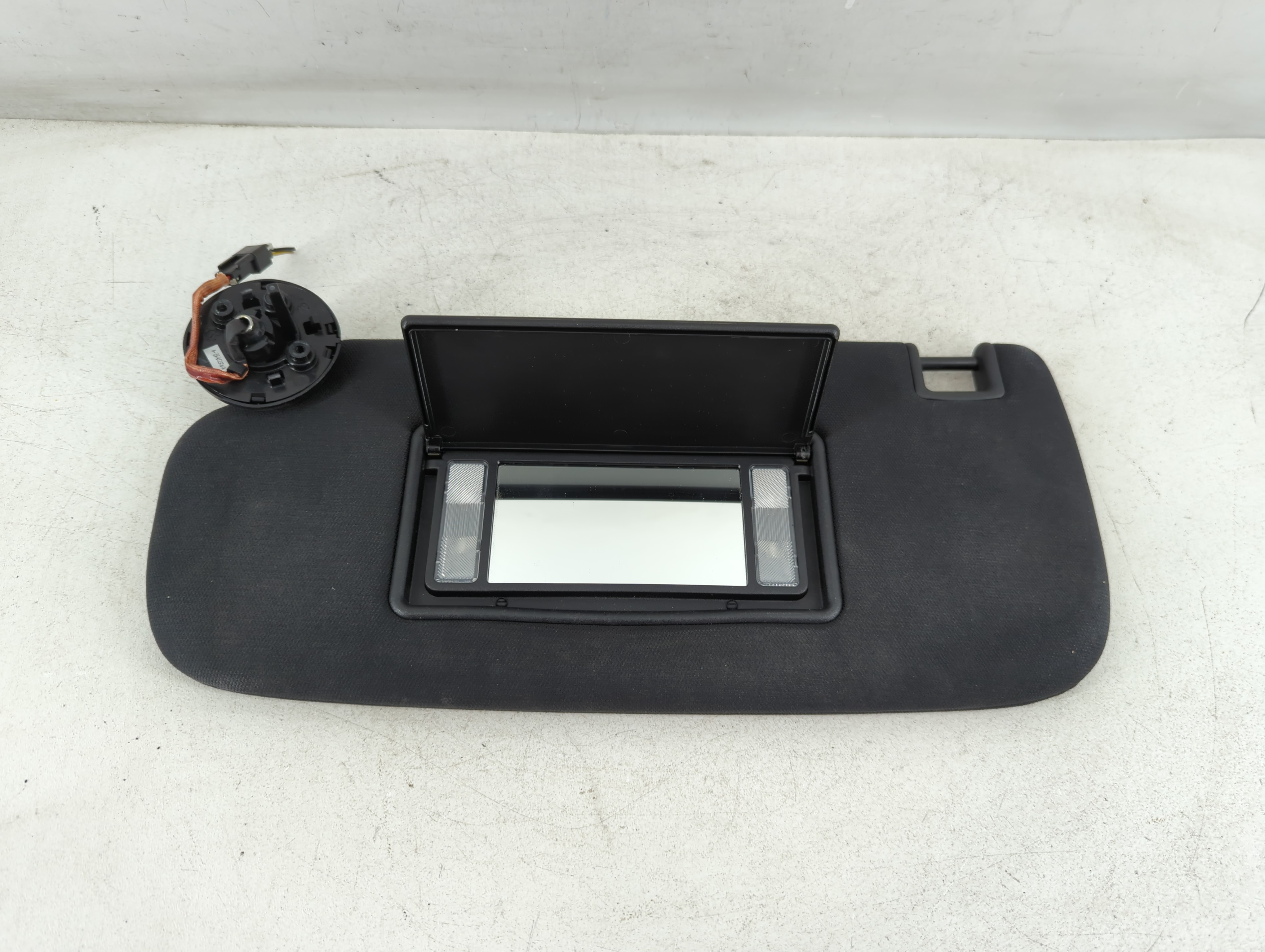 2014-2022 Jeep Grand Cherokee Driver Sun Visor Mirror Left Sunvisor 1071746 - Oemusedautoparts1.com