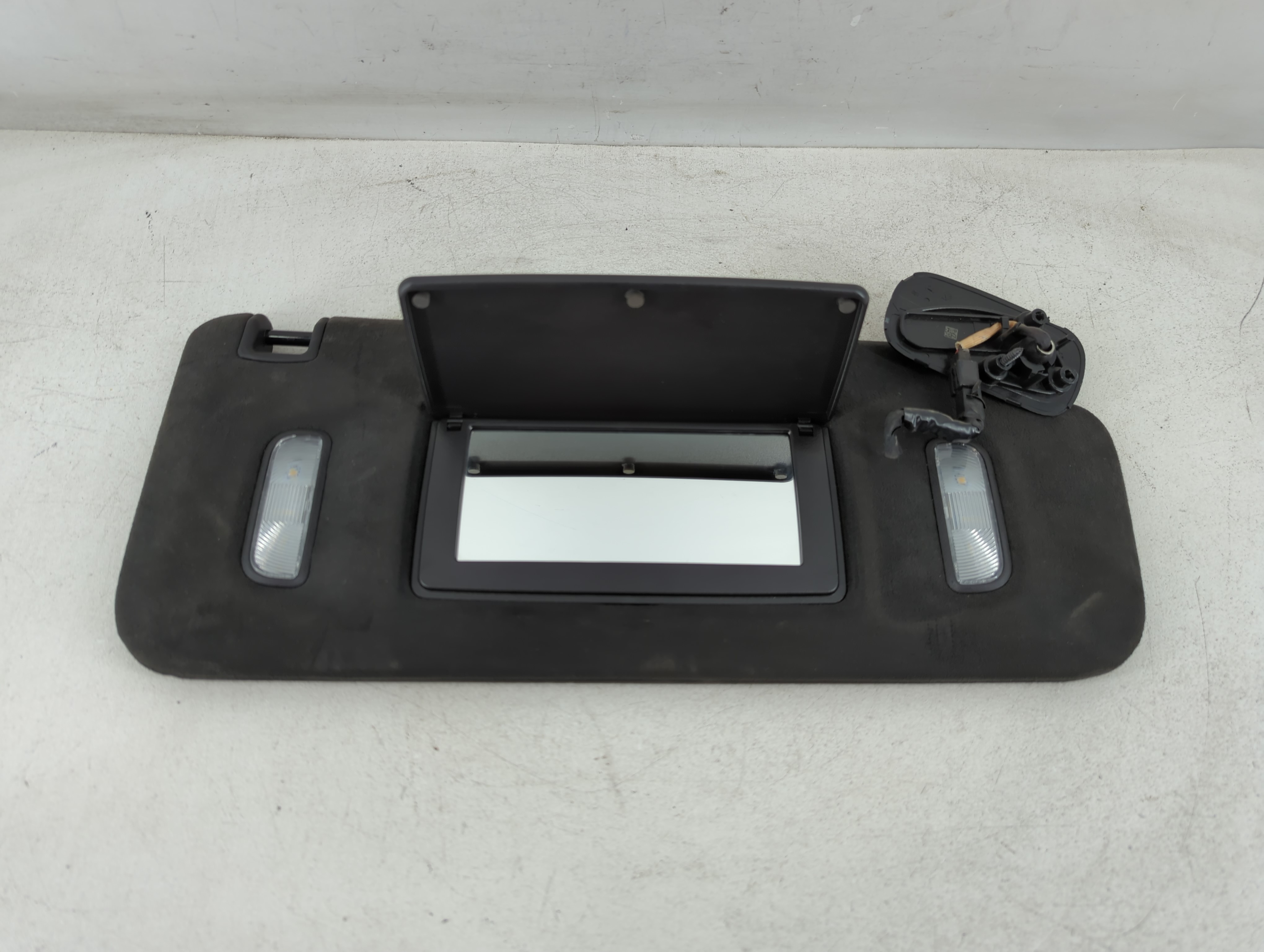 2015-2019 Cadillac Escalade Passenger Sun Visor Mirror Right Sunvisor 1071752 - Oemusedautoparts1.com