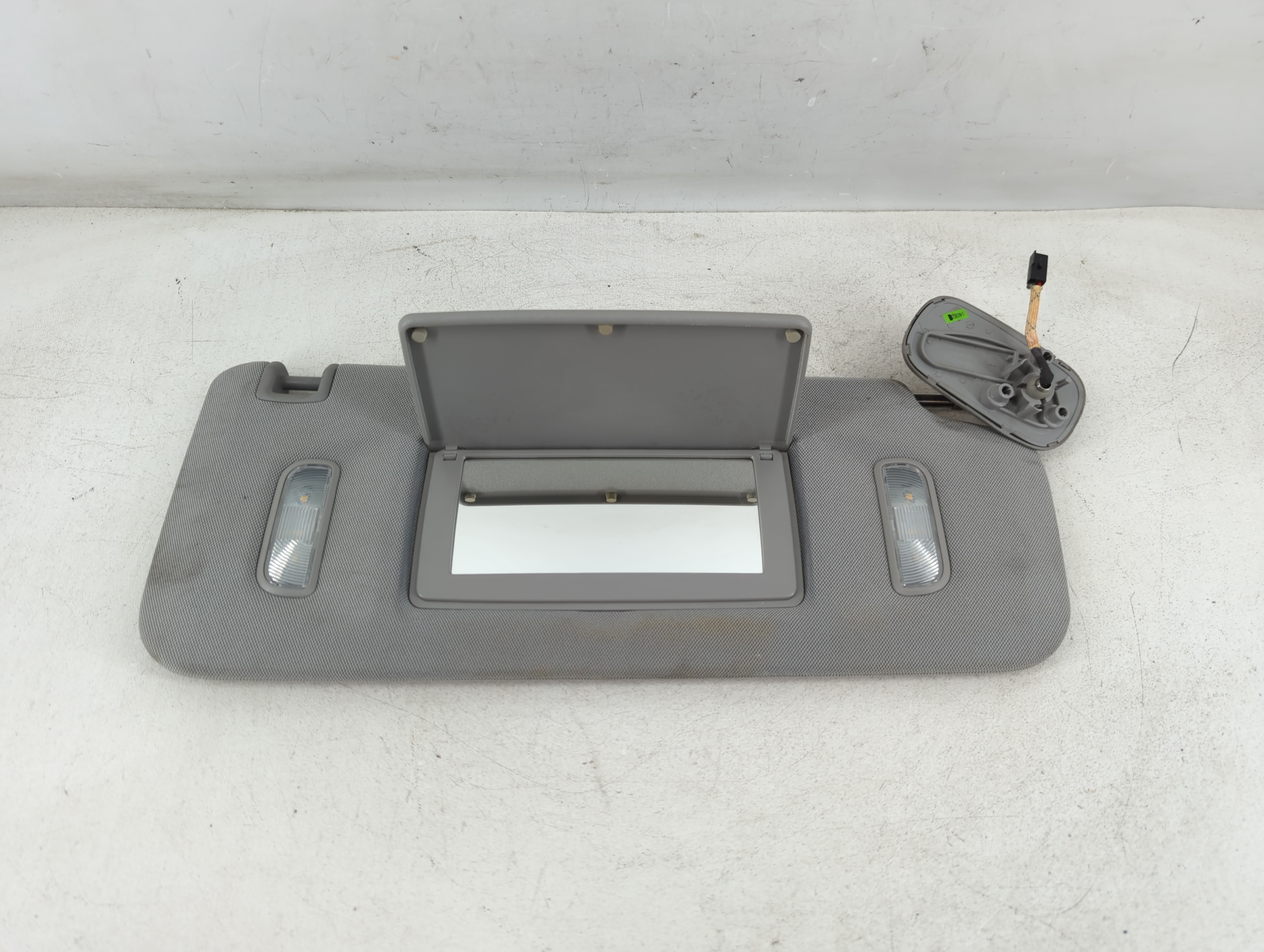 Picture of Chevrolet Suburban 1500 Passenger Sun Visor Mirror Right Sunvisor Grey 1071770
