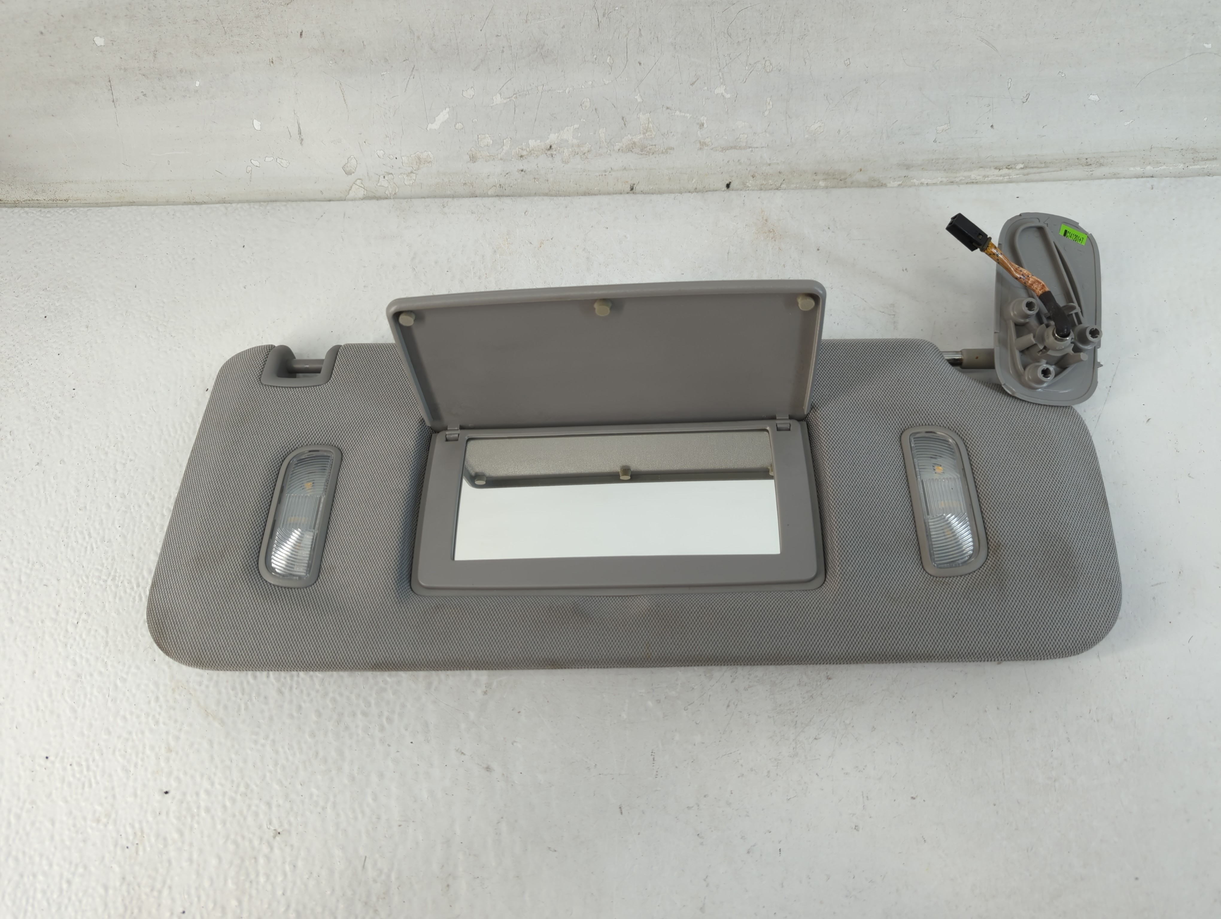 2015-2020 Chevrolet Tahoe Passenger Sun Visor Mirror Right Sunvisor Grey 1071788 - Oemusedautoparts1.com