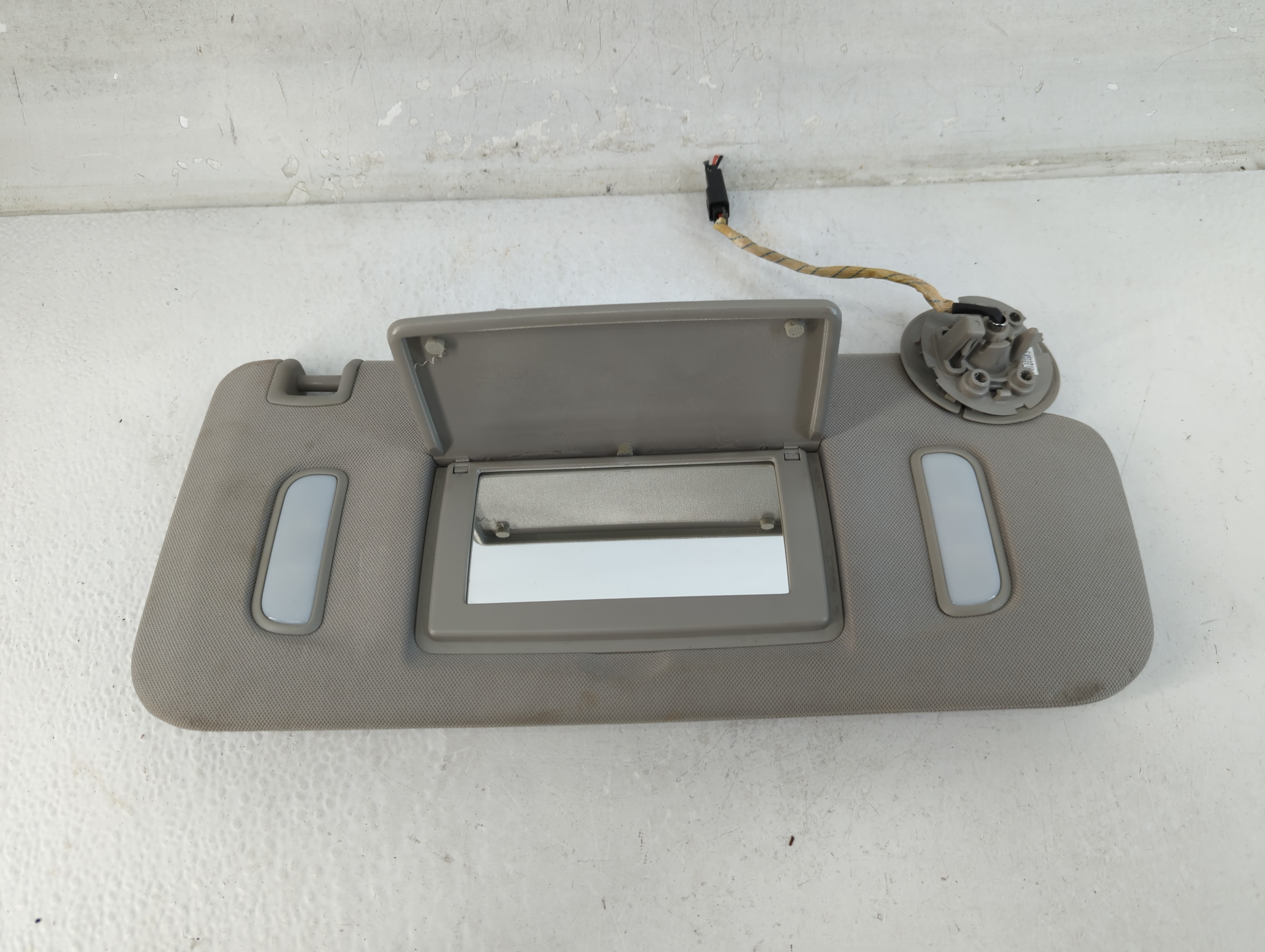 2008-2017 Buick Enclave Passenger Sun Visor Mirror Right Sunvisor Grey 1071802 - Oemusedautoparts1.com