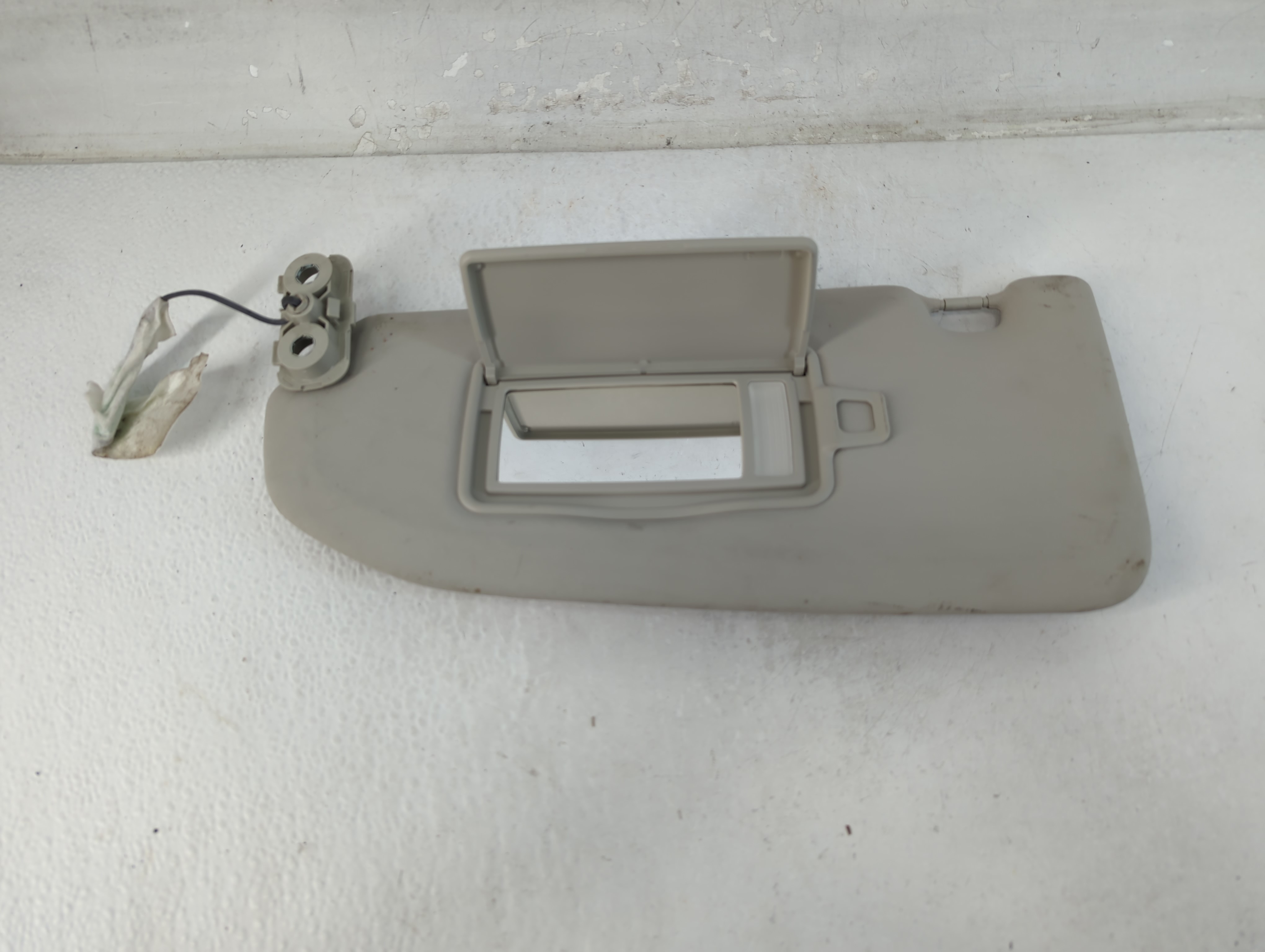 2019-2020 Volvo S60 Driver Sun Visor Mirror Left Sunvisor Grey 1071803 - Oemusedautoparts1.com