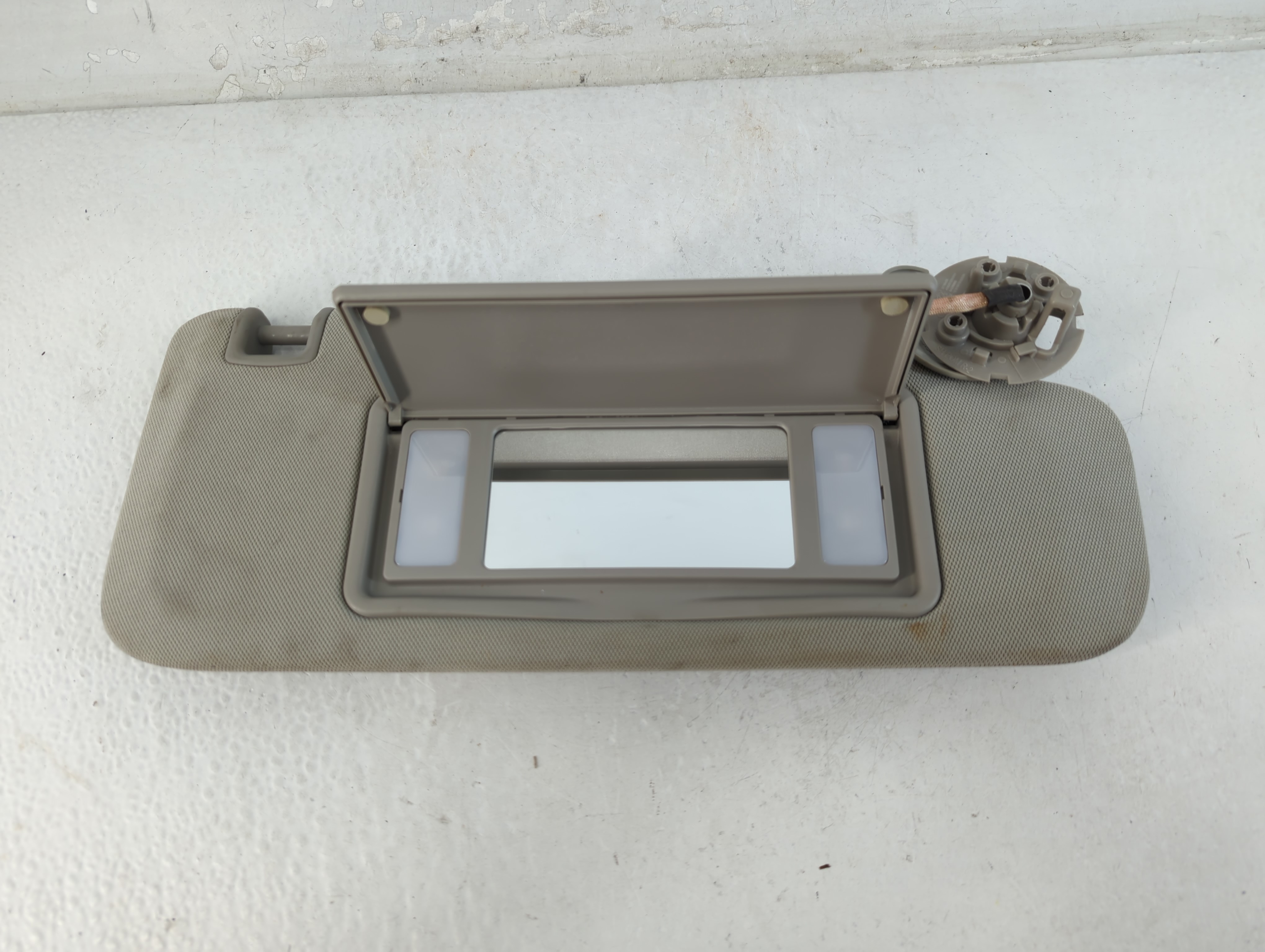 2014-2020 Chevrolet Impala Passenger Sun Visor Mirror Right Sunvisor 1071804 - Oemusedautoparts1.com