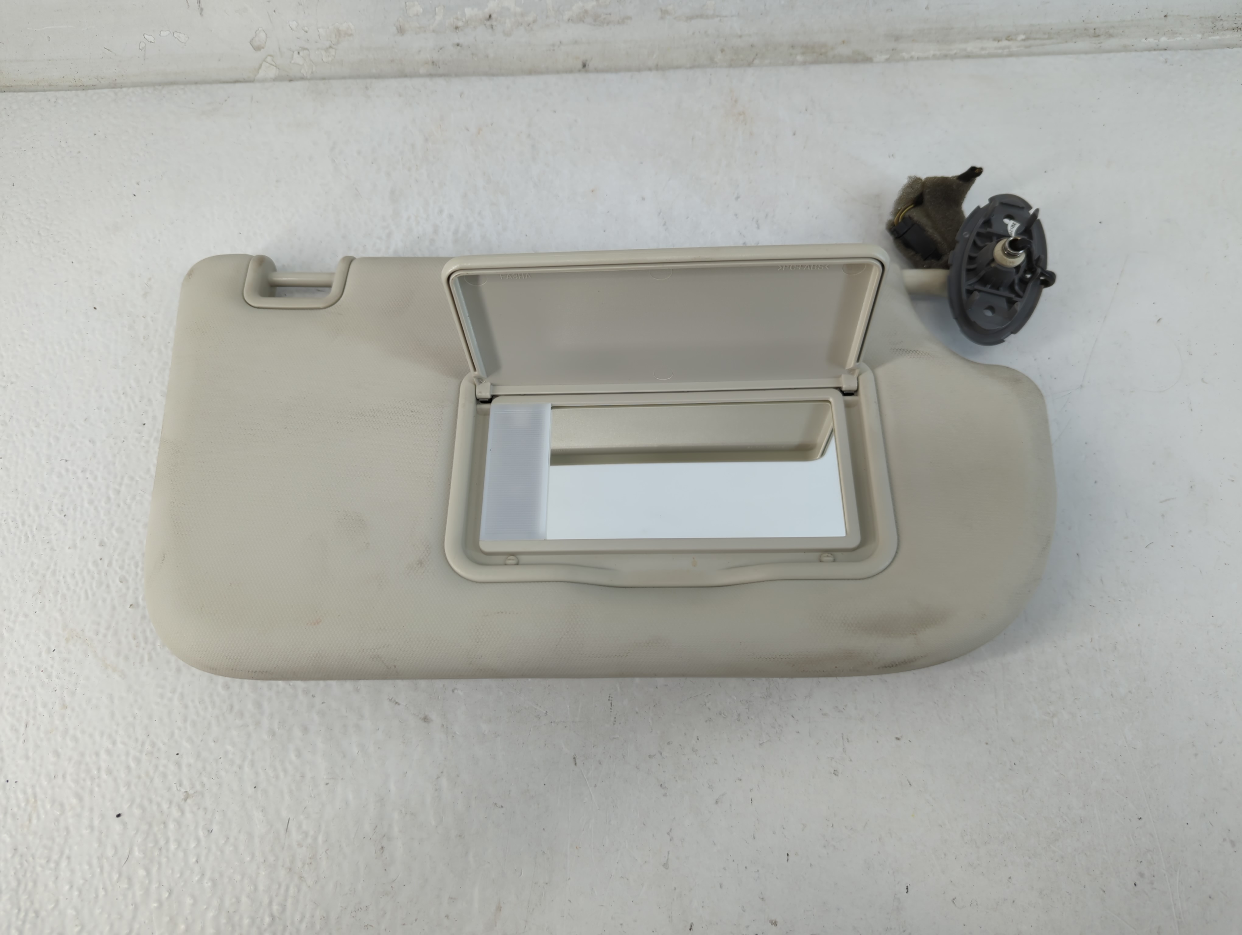 2013-2019 Ford Escape Passenger Sun Visor Mirror Right Sunvisor Ivory 1071822 - Oemusedautoparts1.com