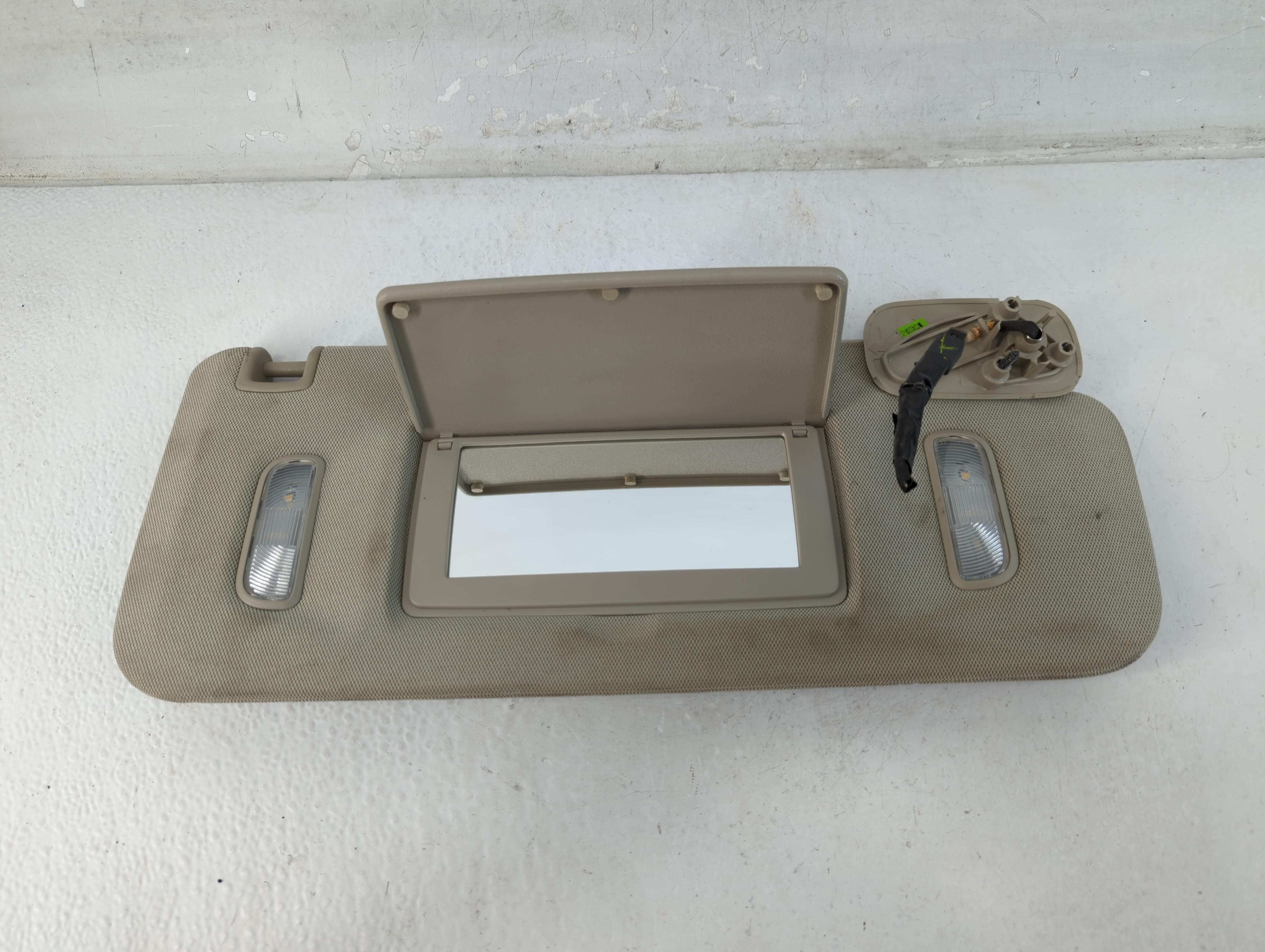 2015-2020 Chevrolet Tahoe Passenger Sun Visor Mirror Right Sunvisor Gray 1071825 - Oemusedautoparts1.com