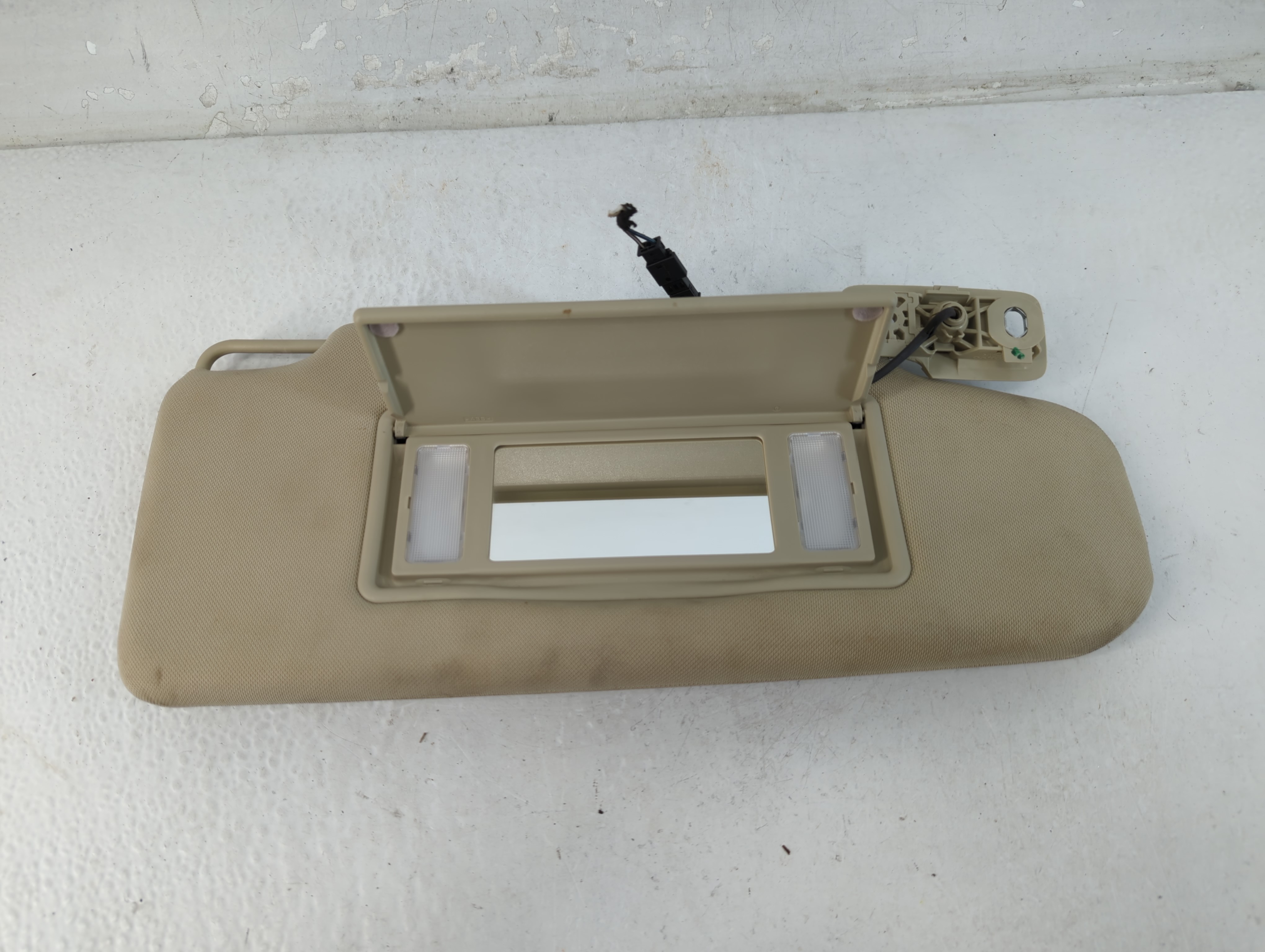 2013-2018 Volvo V60 Passenger Sun Visor Mirror Right Sunvisor Beige 1071837 - Oemusedautoparts1.com