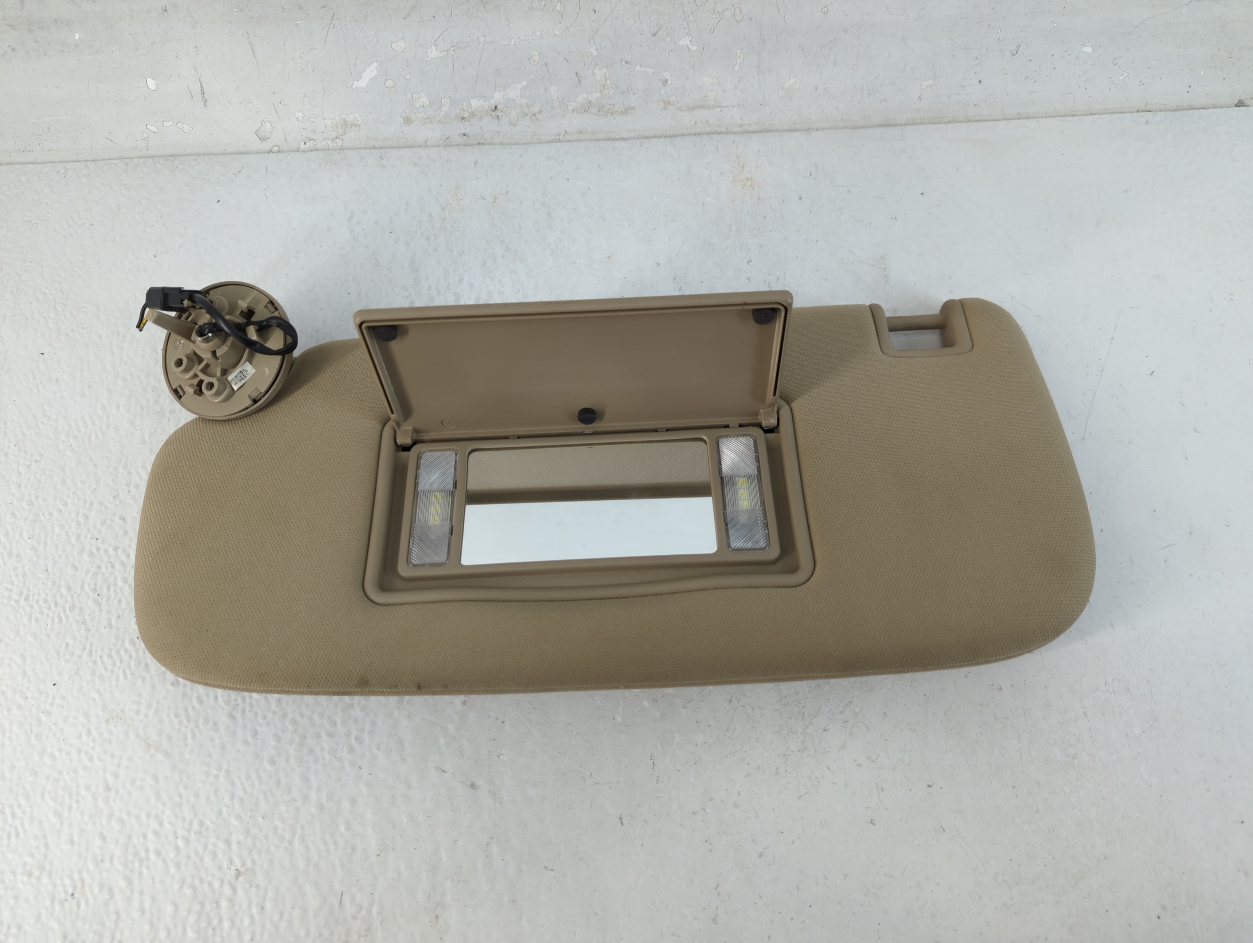 2014-2022 Jeep Grand Cherokee Driver Sun Visor Mirror Left Sunvisor 1071856 - Oemusedautoparts1.com