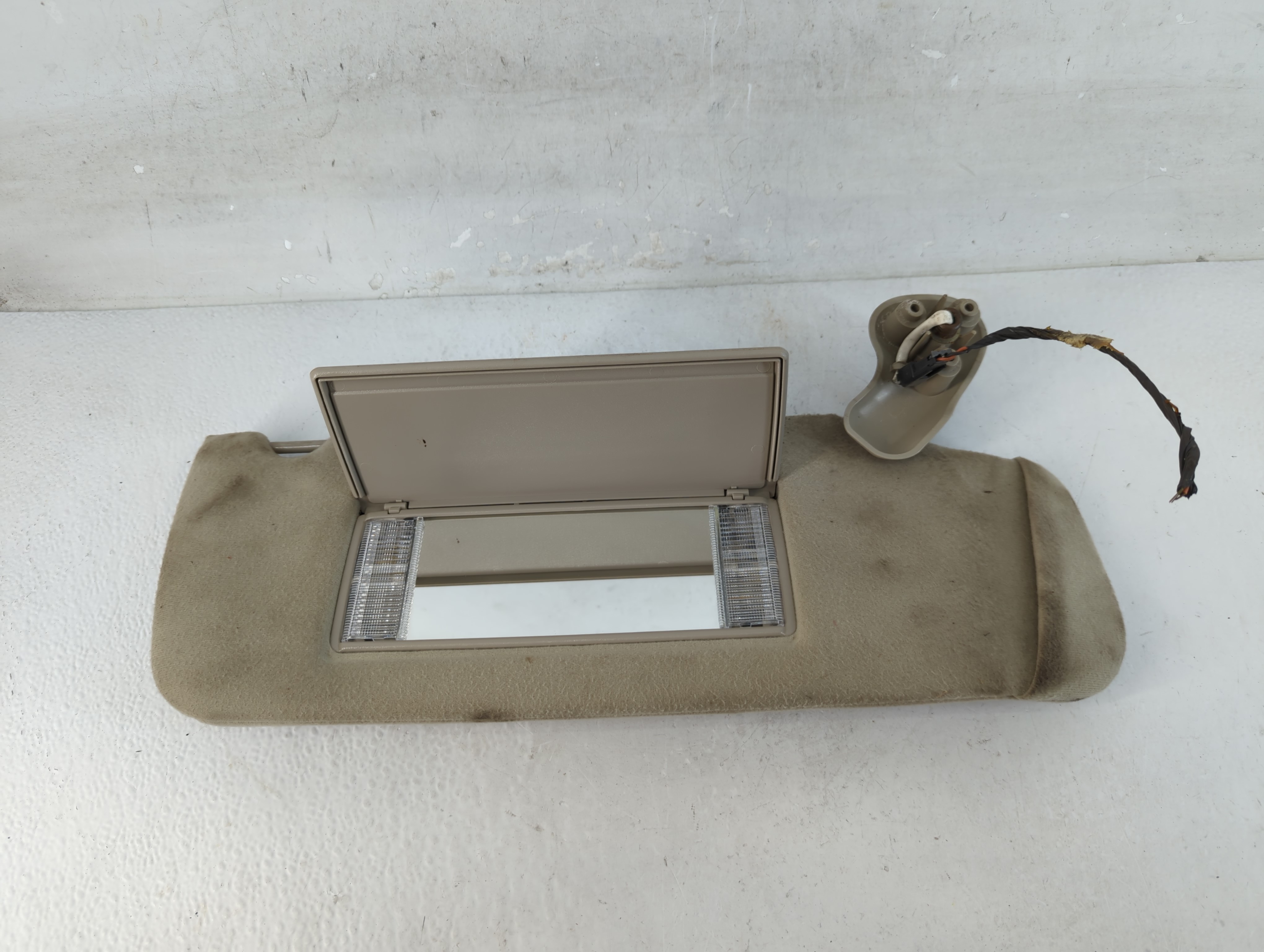 2004-2005 Chevrolet Tahoe Passenger Sun Visor Mirror Right Sunvisor 1071860 - Oemusedautoparts1.com