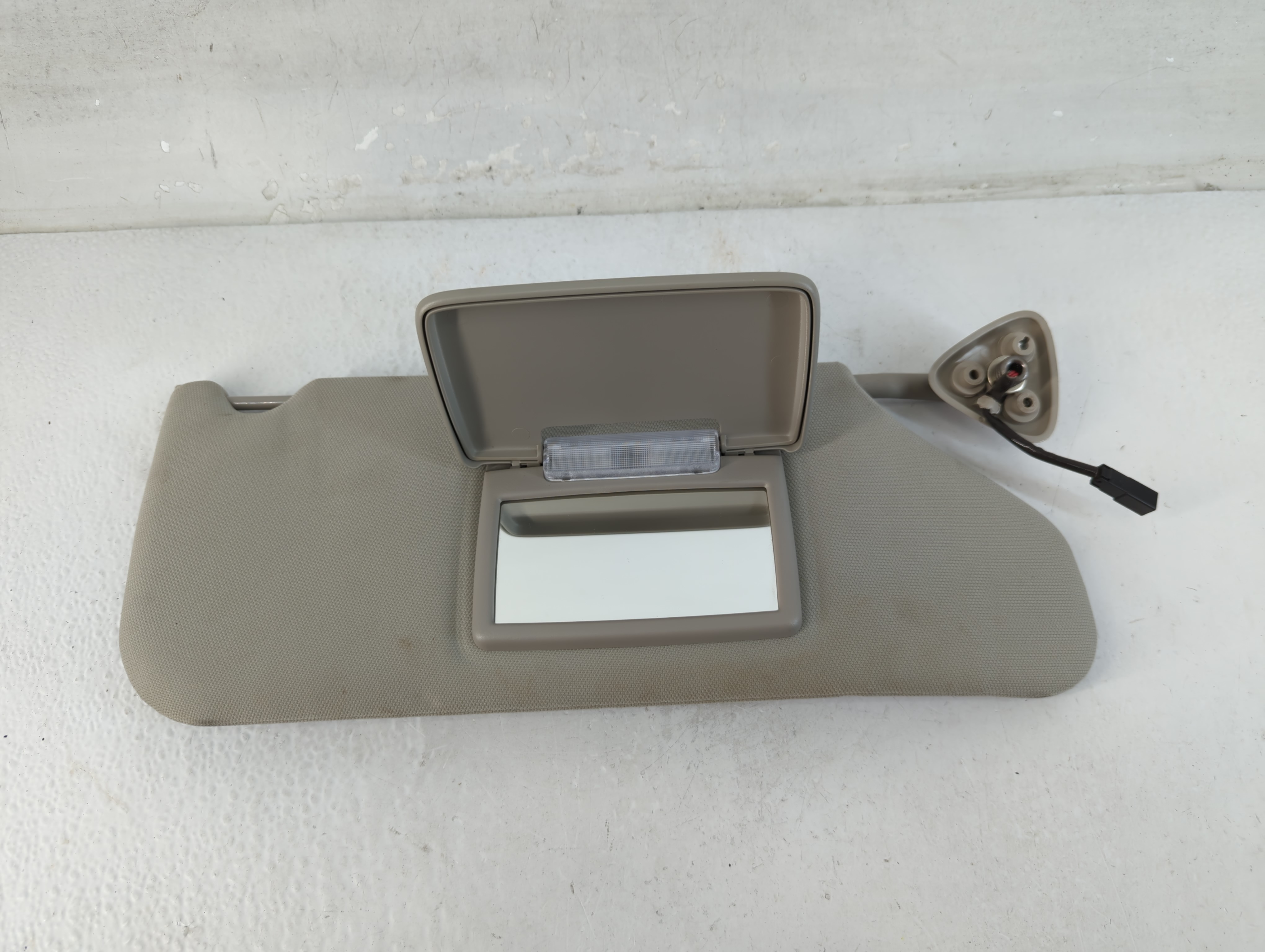 2005-2007 Chrysler 300 Passenger Sun Visor Mirror Right Sunvisor Grey 1071869 - Oemusedautoparts1.com
